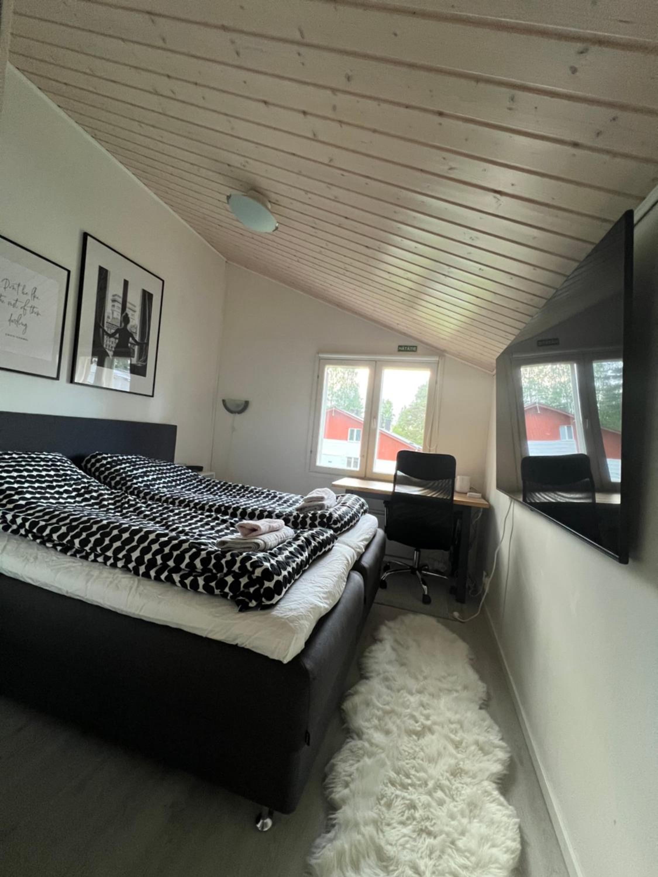 Three-Bedroom House photo 3