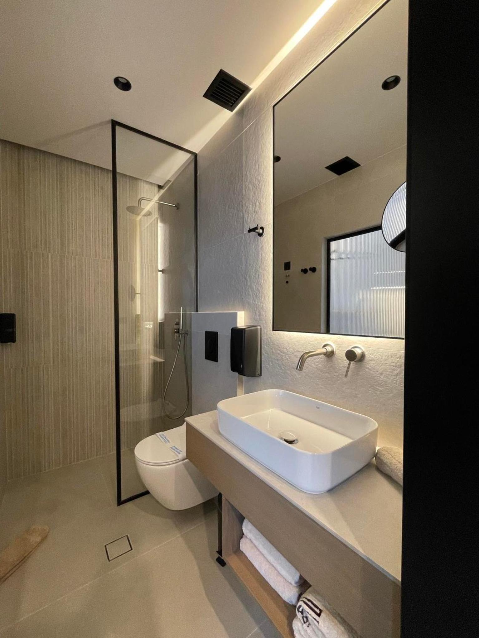 Standard Double Room - Photo 8