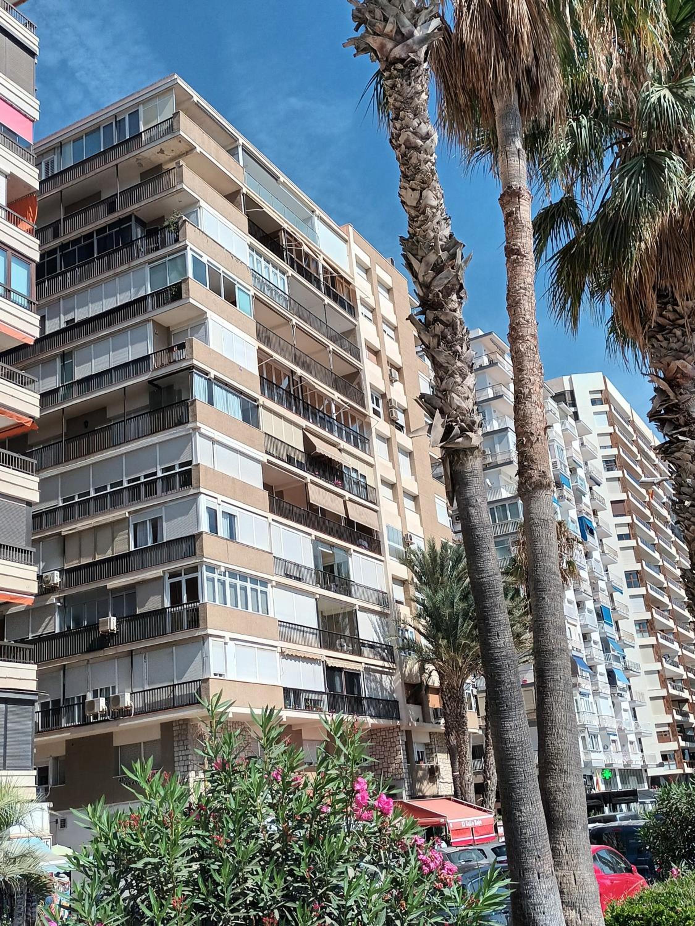 Apartamento de una habitación con vista al mar y balcón.