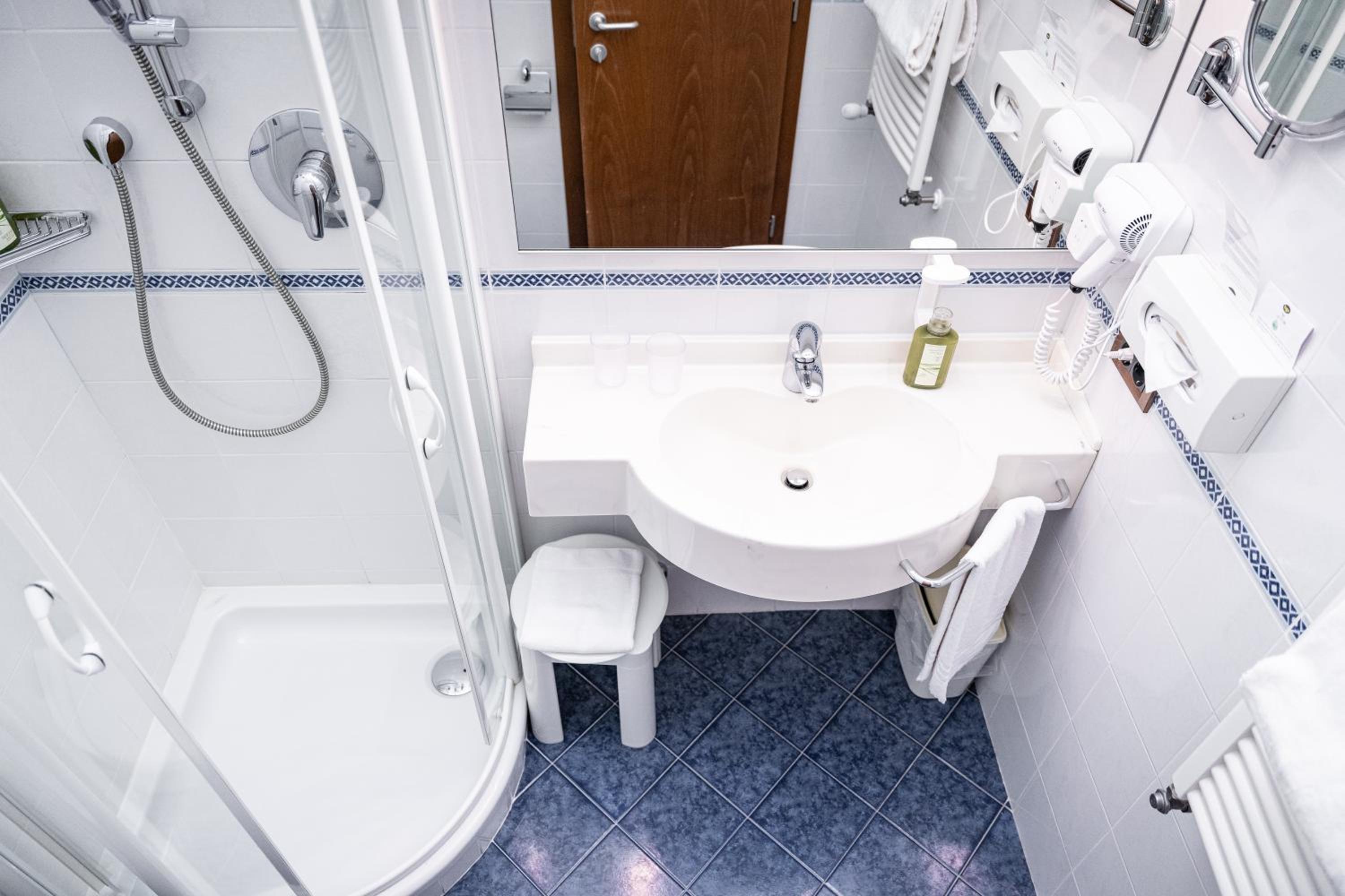 Deluxe Double Room with Balcony - Photo 8