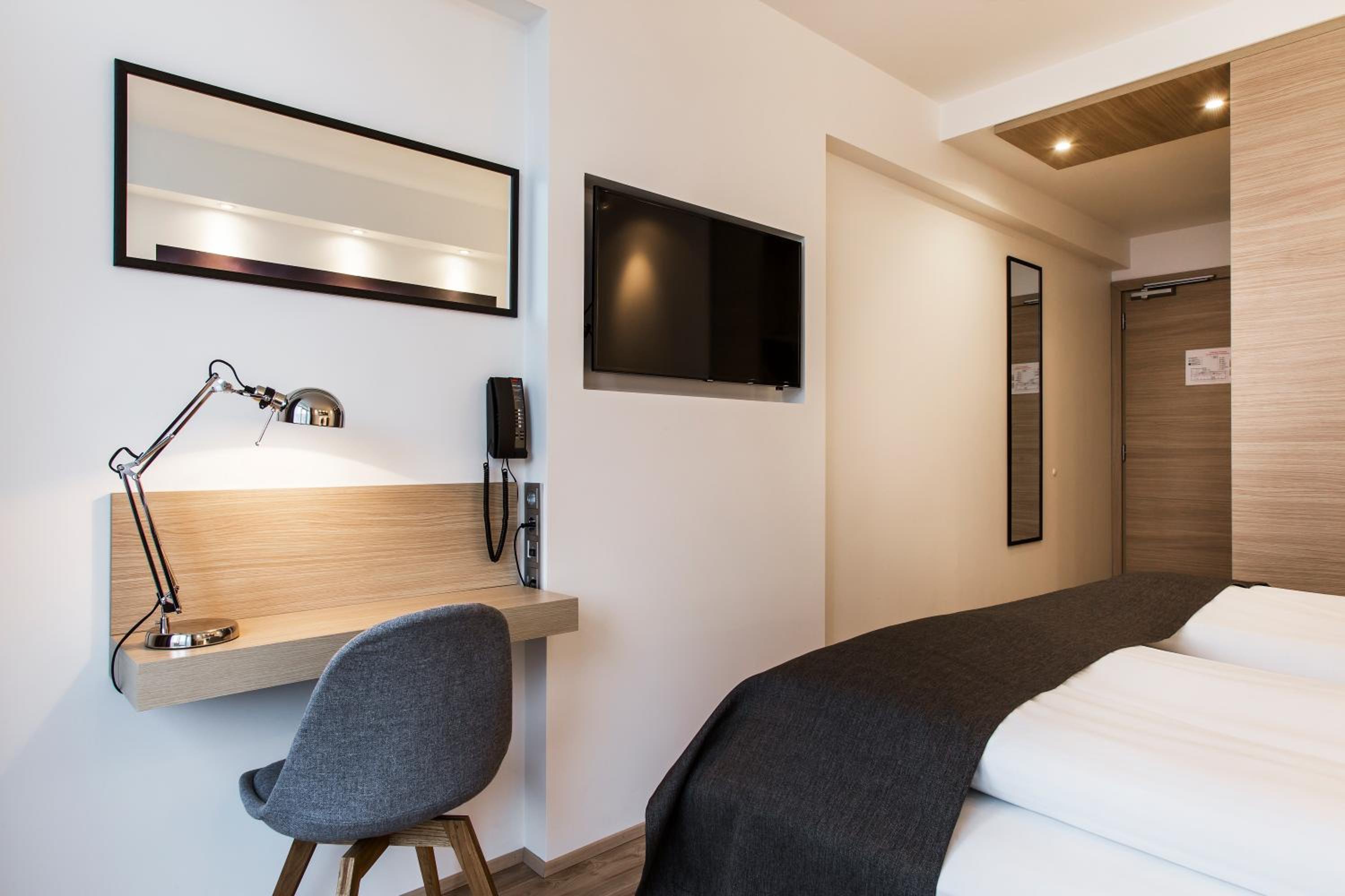 Standard Room with Balcony photo 3