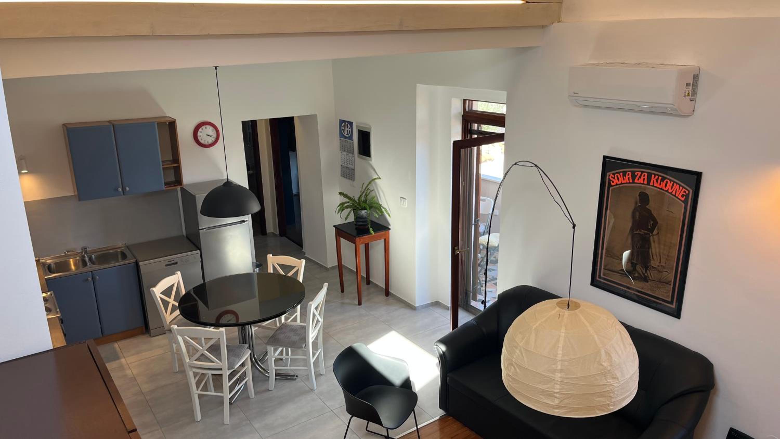 Apartment with Balcony - Photo 16