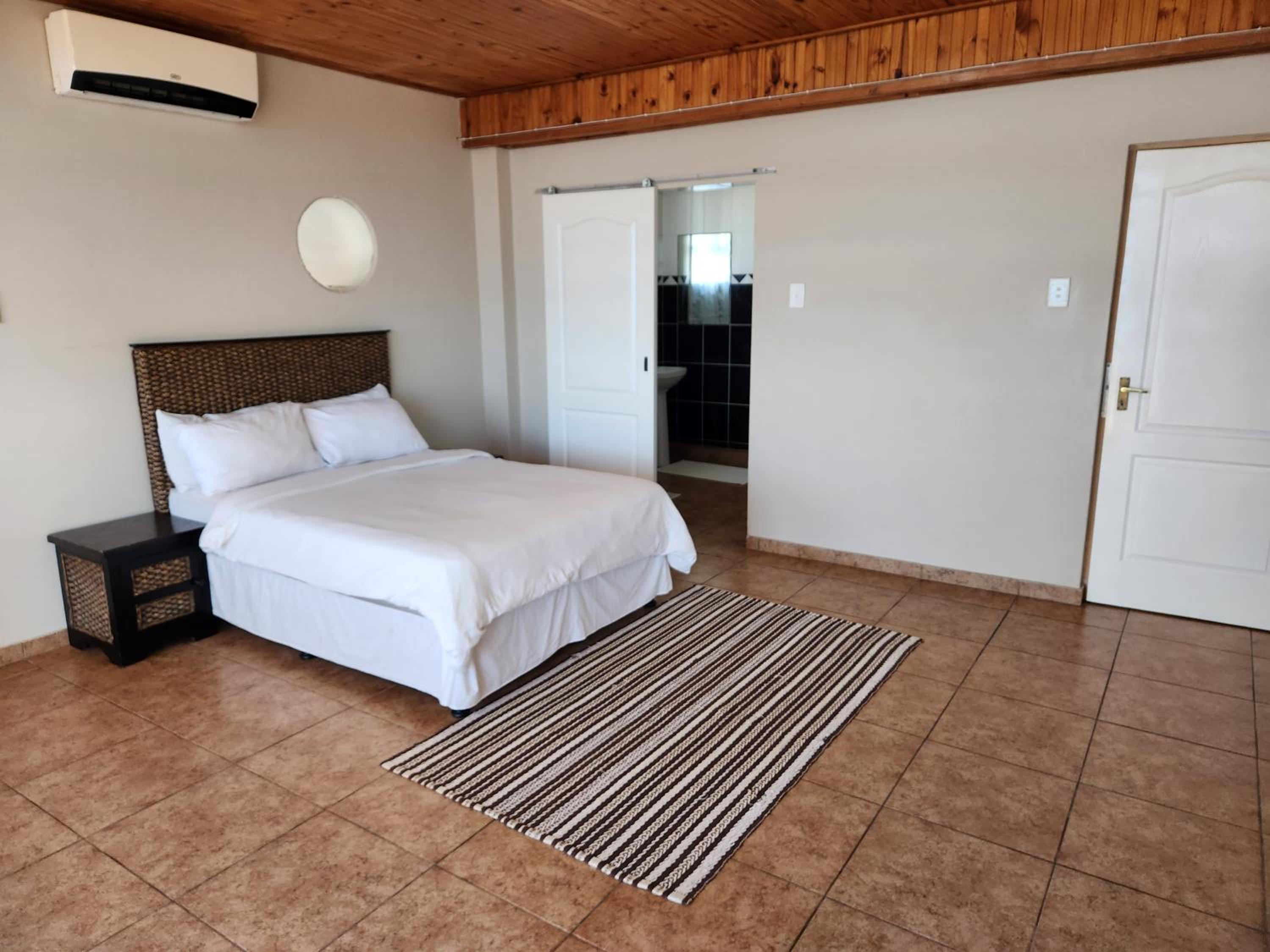 Large Chalet - Photo 4