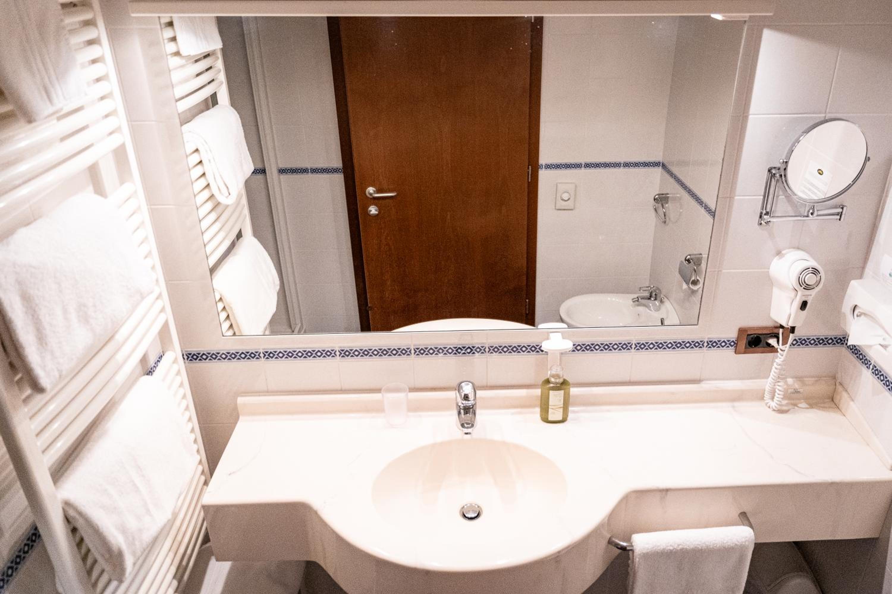 Deluxe Double Room with Extra Bed - Photo 14