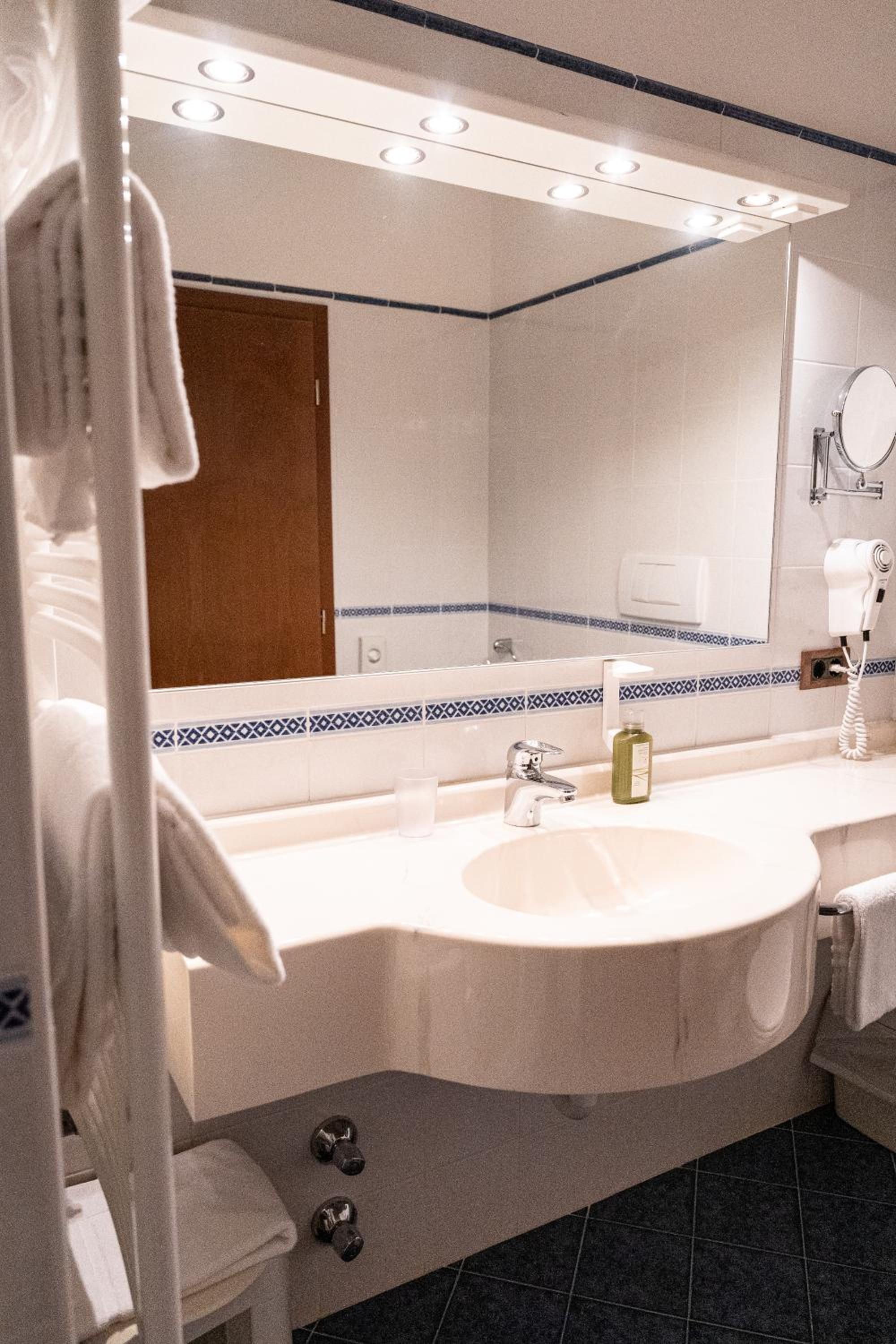 Deluxe Double Room with Extra Bed - Photo 16