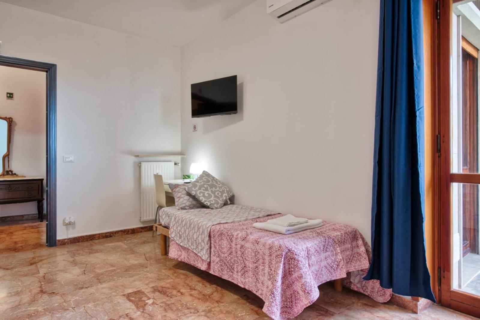 Basic Triple Room photo 3