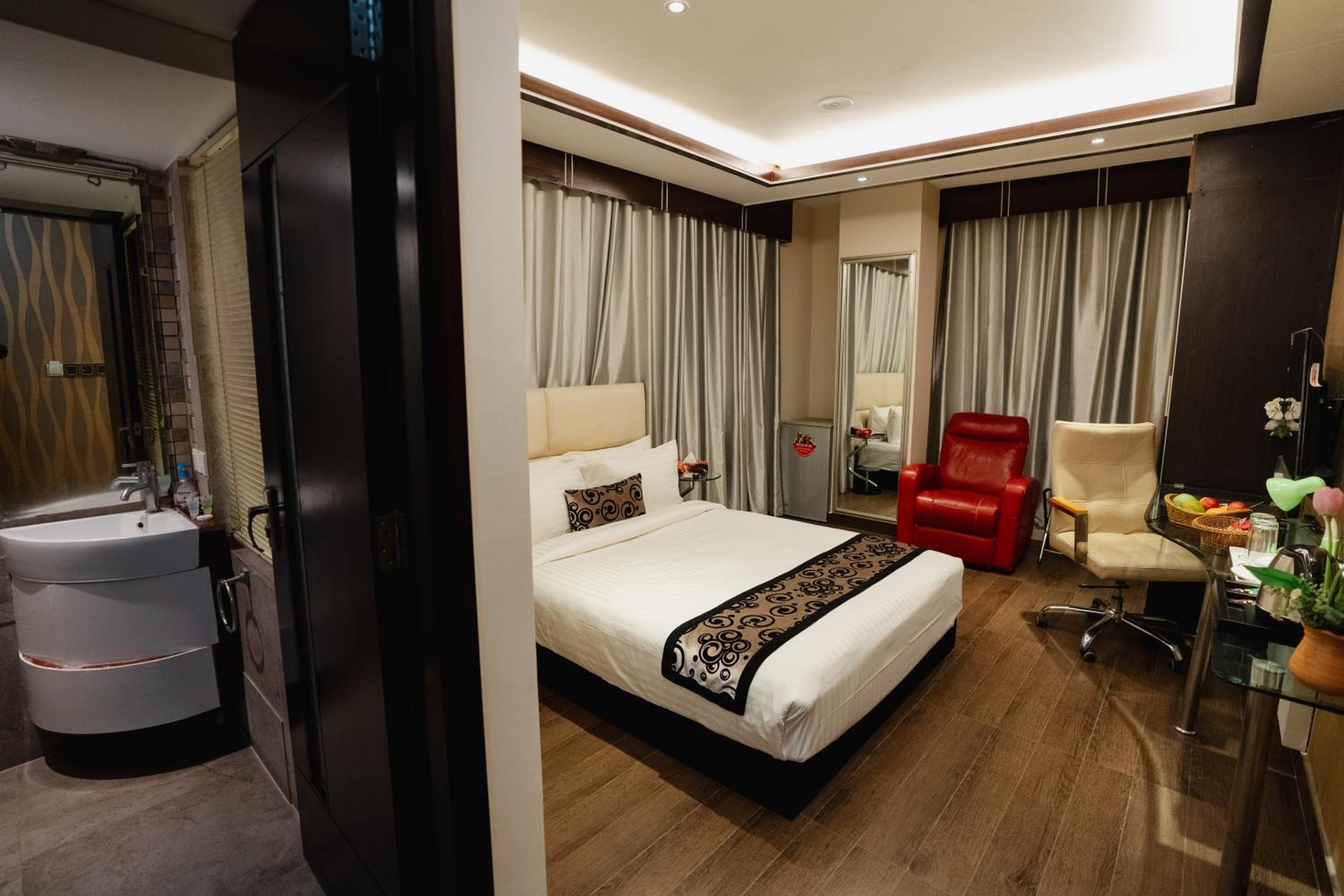 Deluxe King Room photo 2