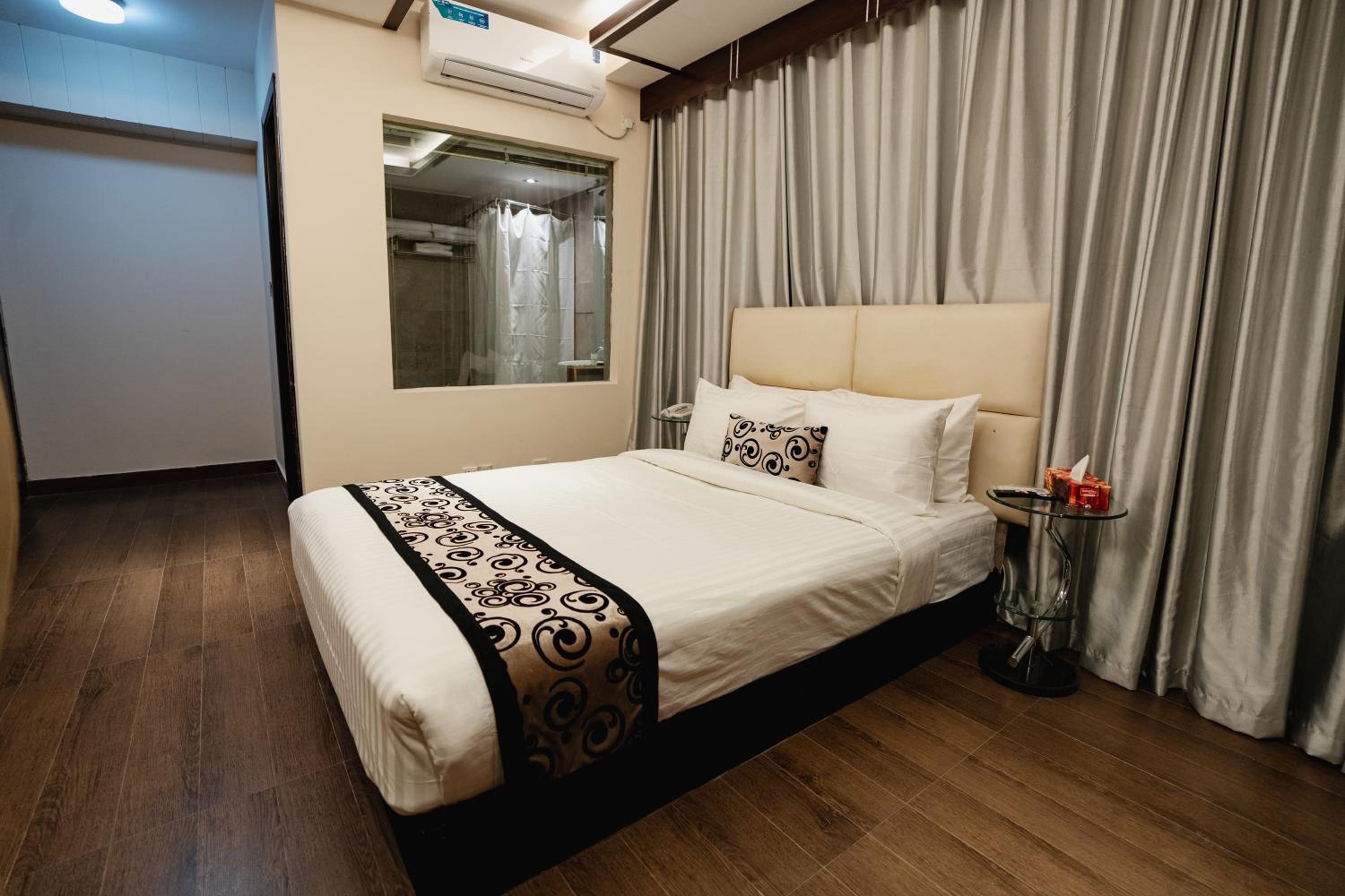Deluxe King Room photo 3