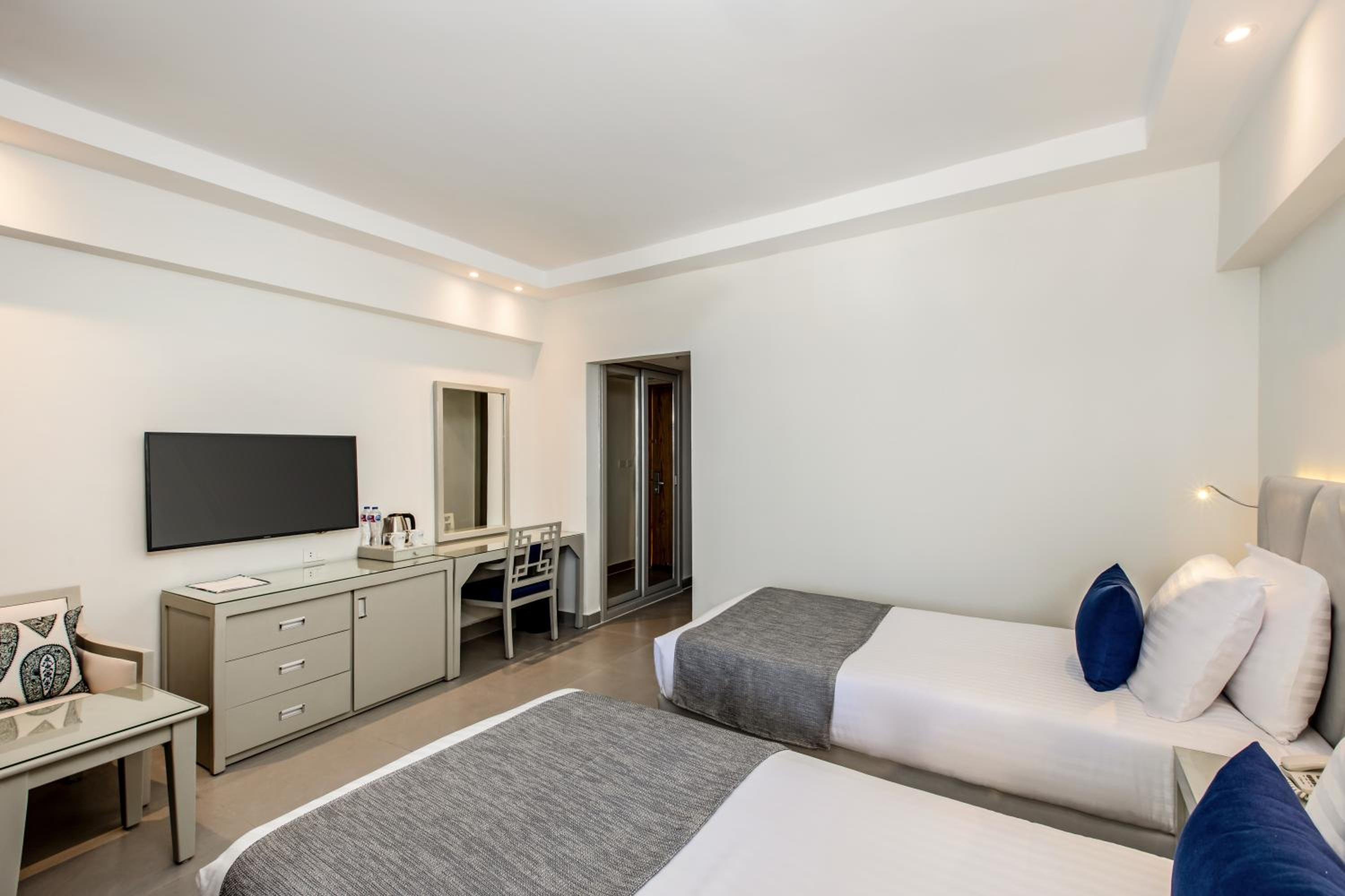 Superior Room with Sea View - Photo 4