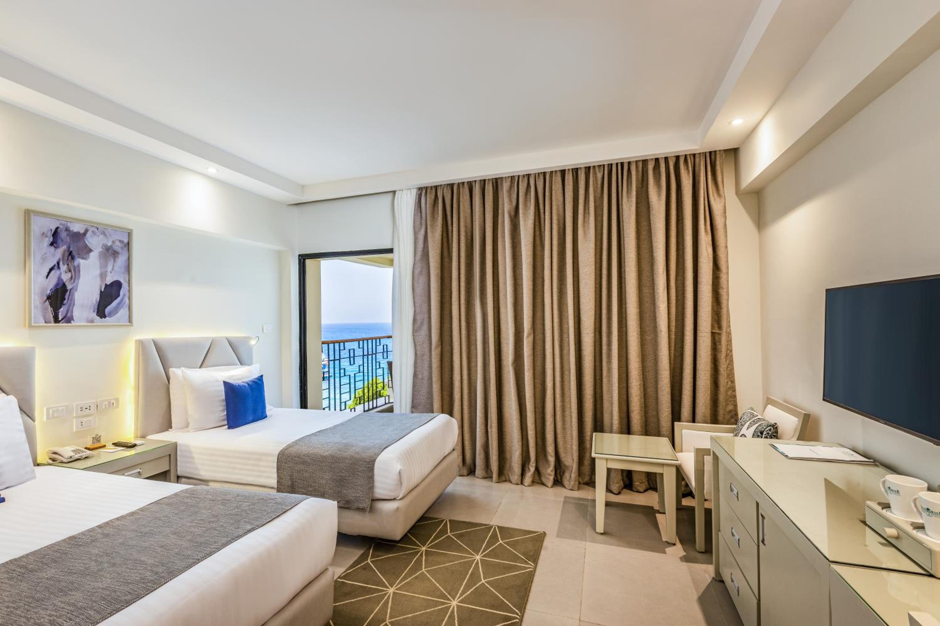 Superior Room with Sea View - Photo 3
