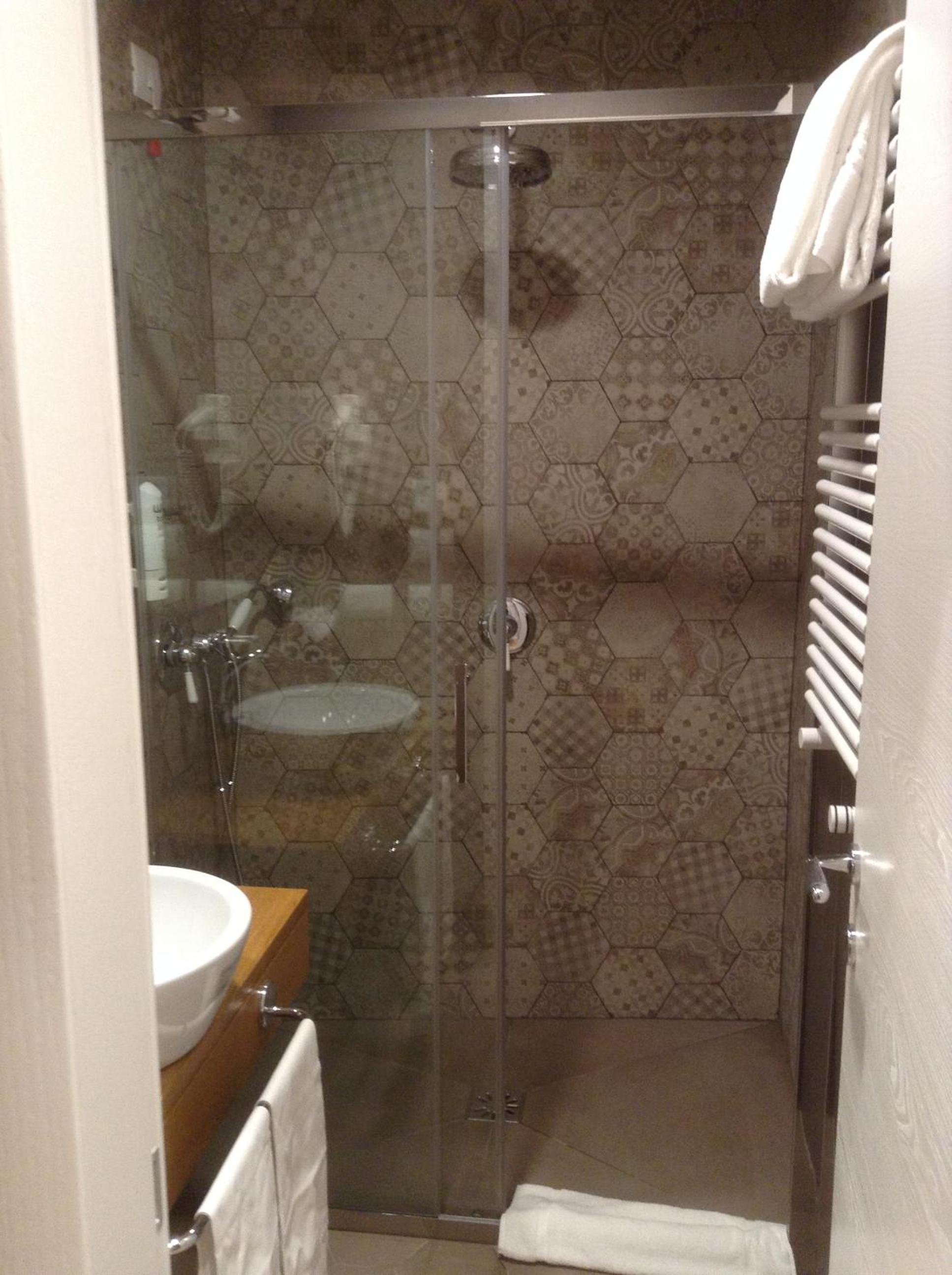 Superior Double Room thumbnail 6