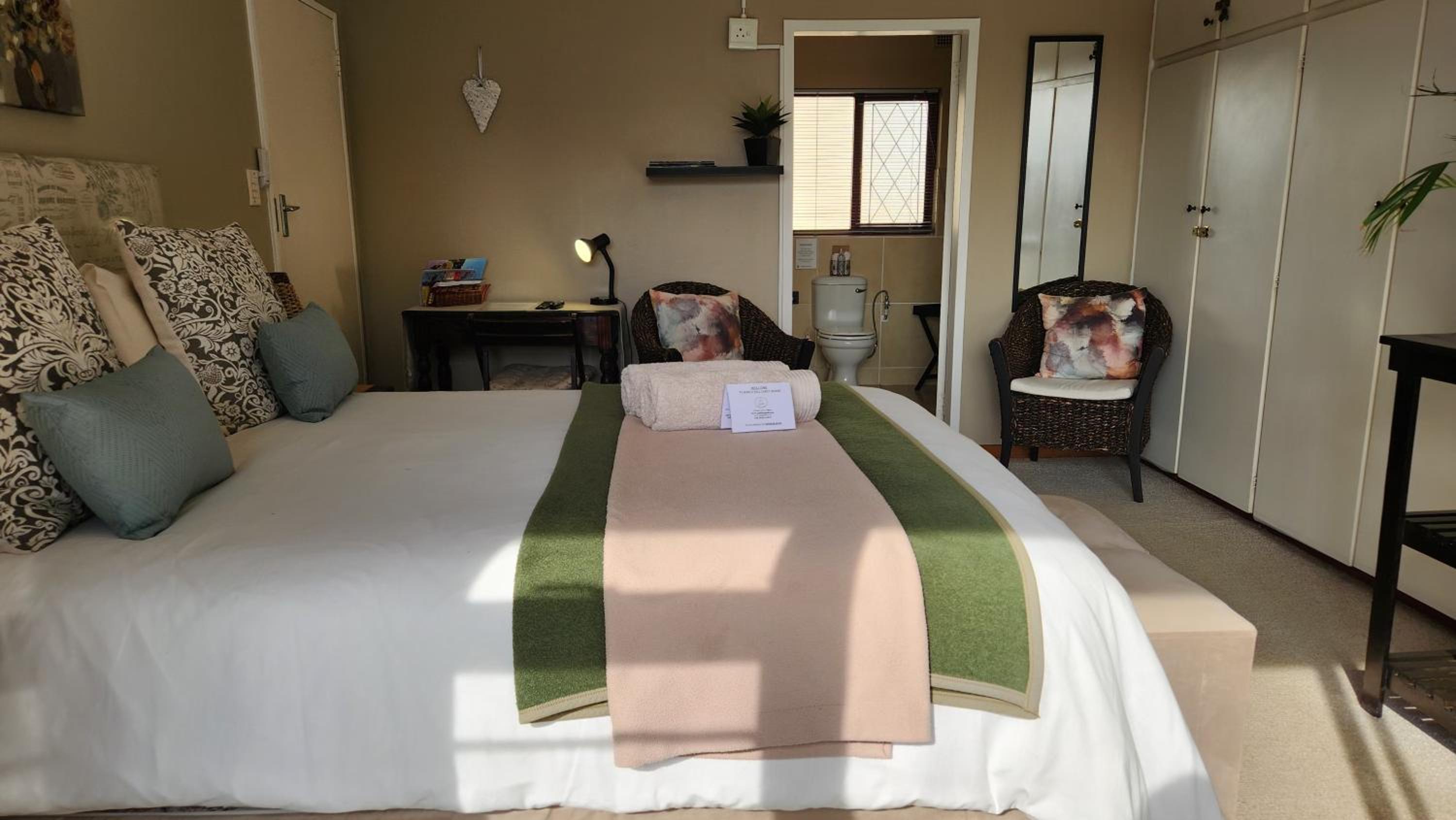 Queen Room with Pool View photo 2