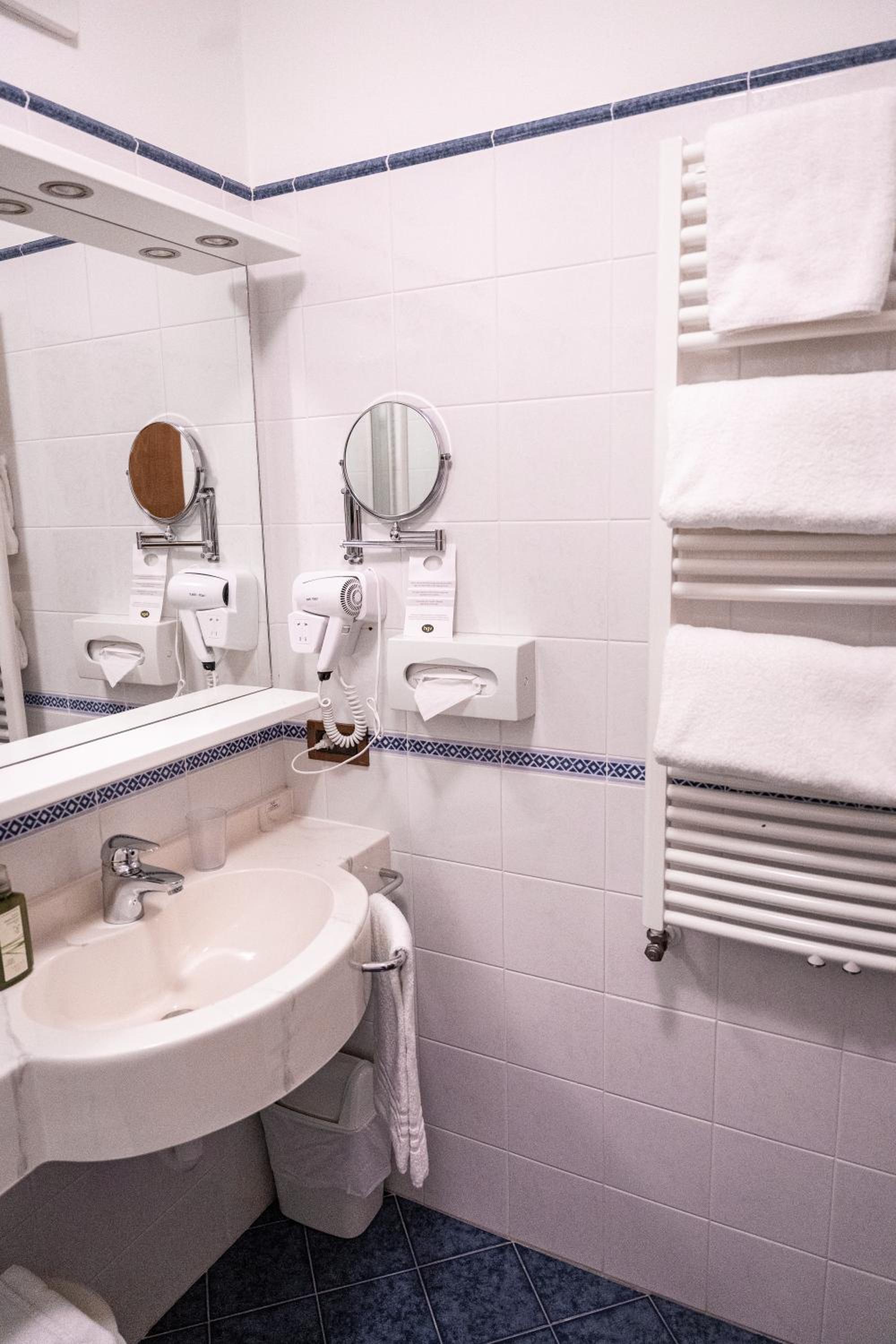 Deluxe Family Suite - Photo 2