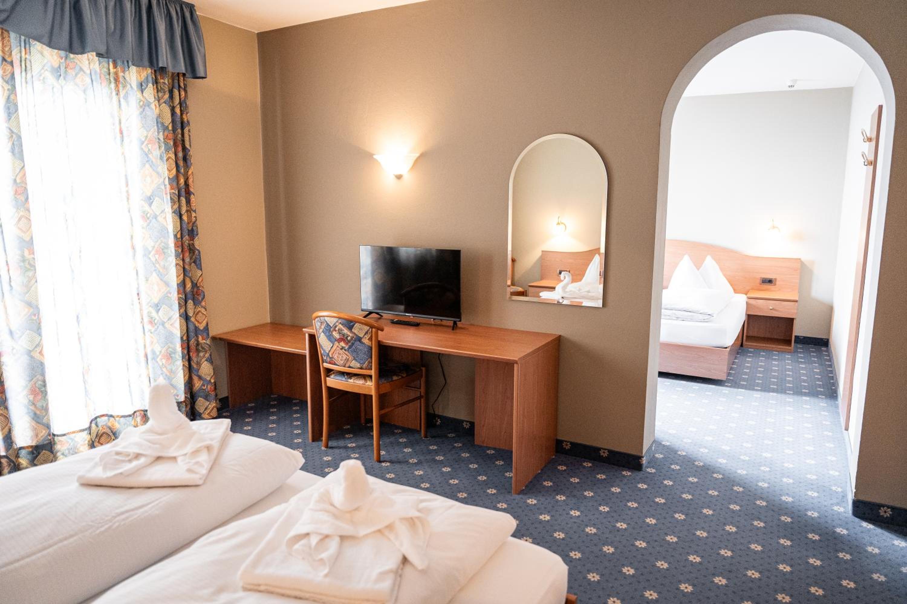 Deluxe Family Suite - Photo 1