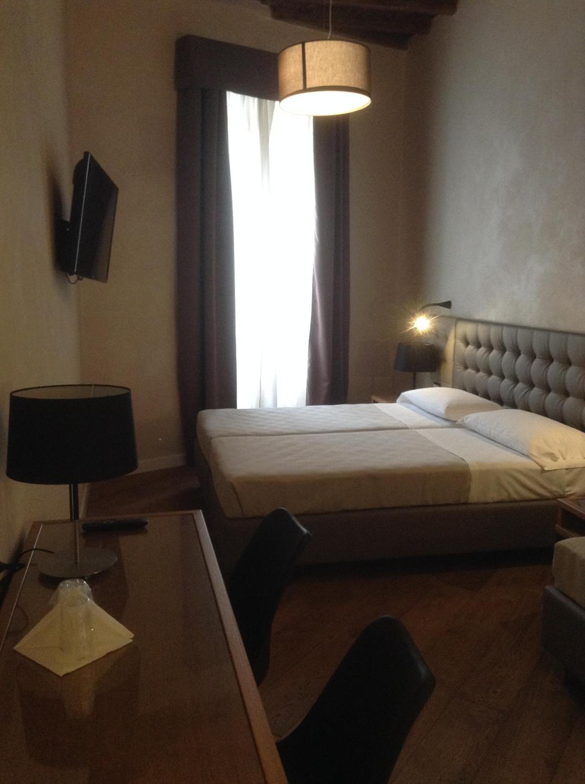 Superior Double Room thumbnail 5