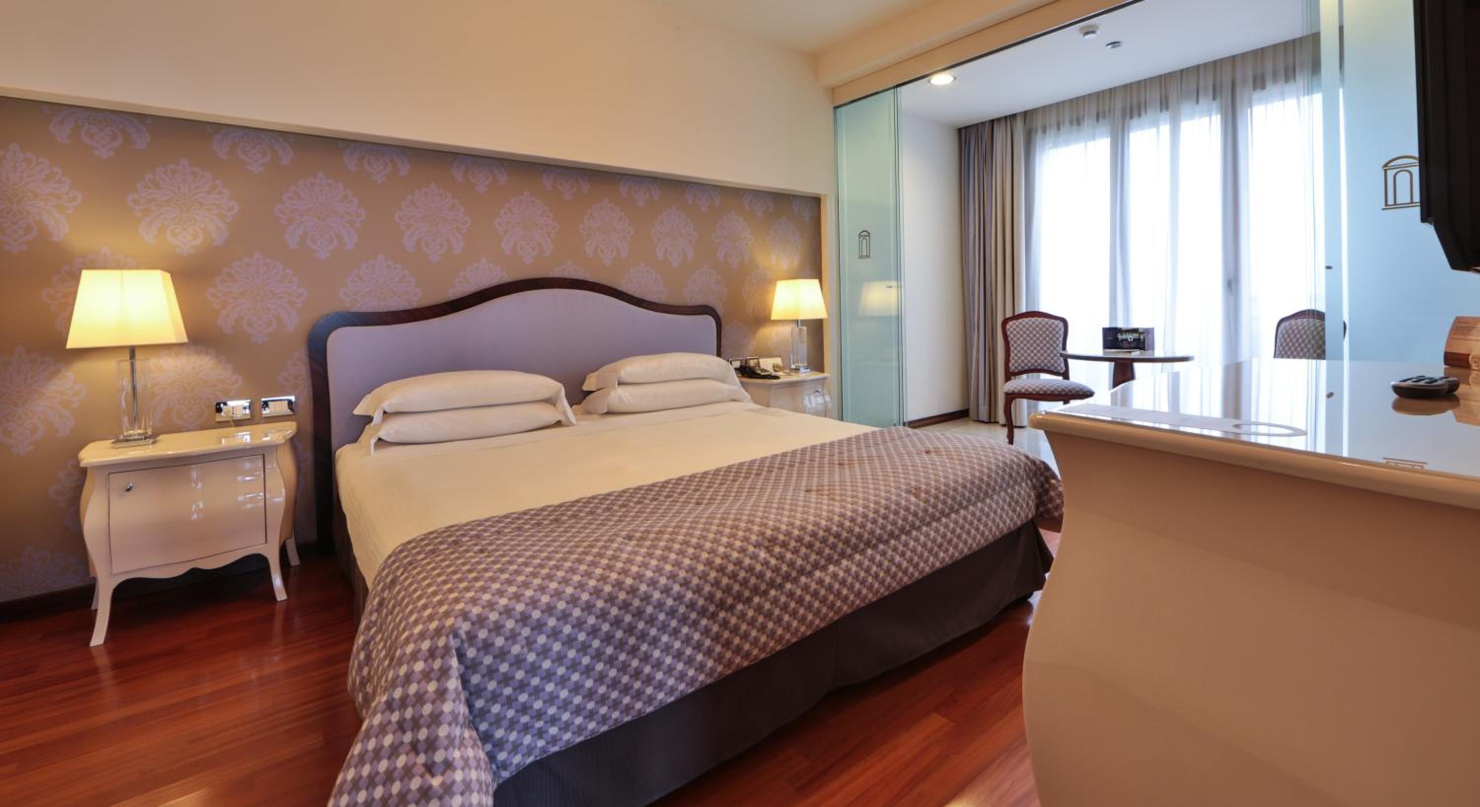 Suite - Photo 1