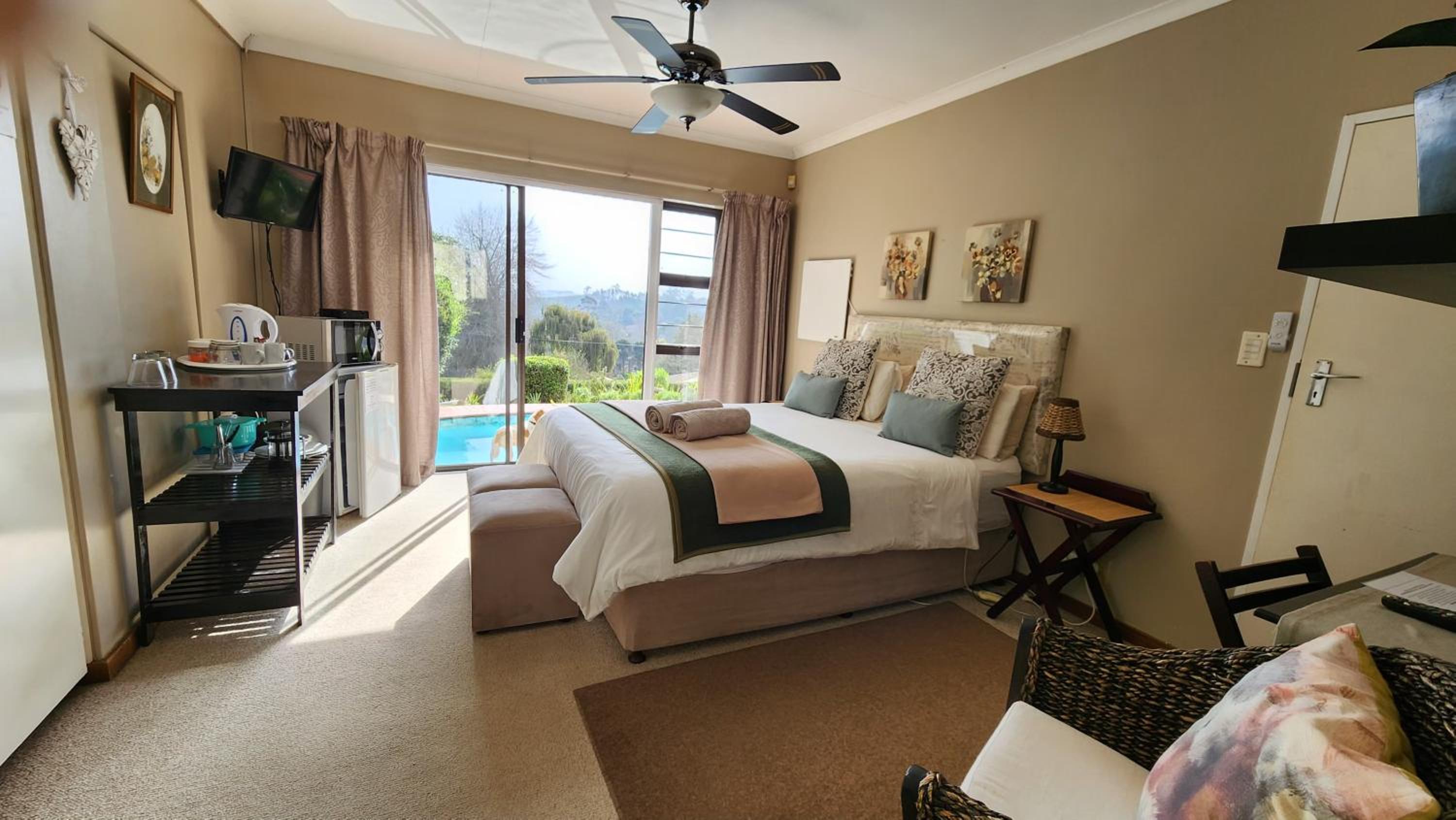 Queen Room with Pool View photo 1