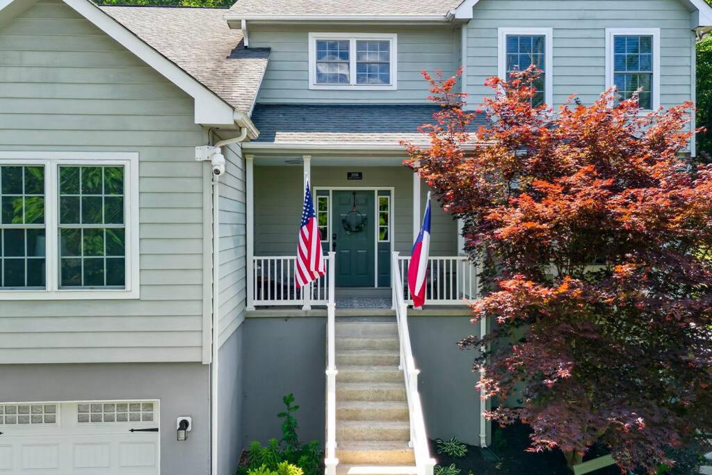 Six-Bedroom House photo 2