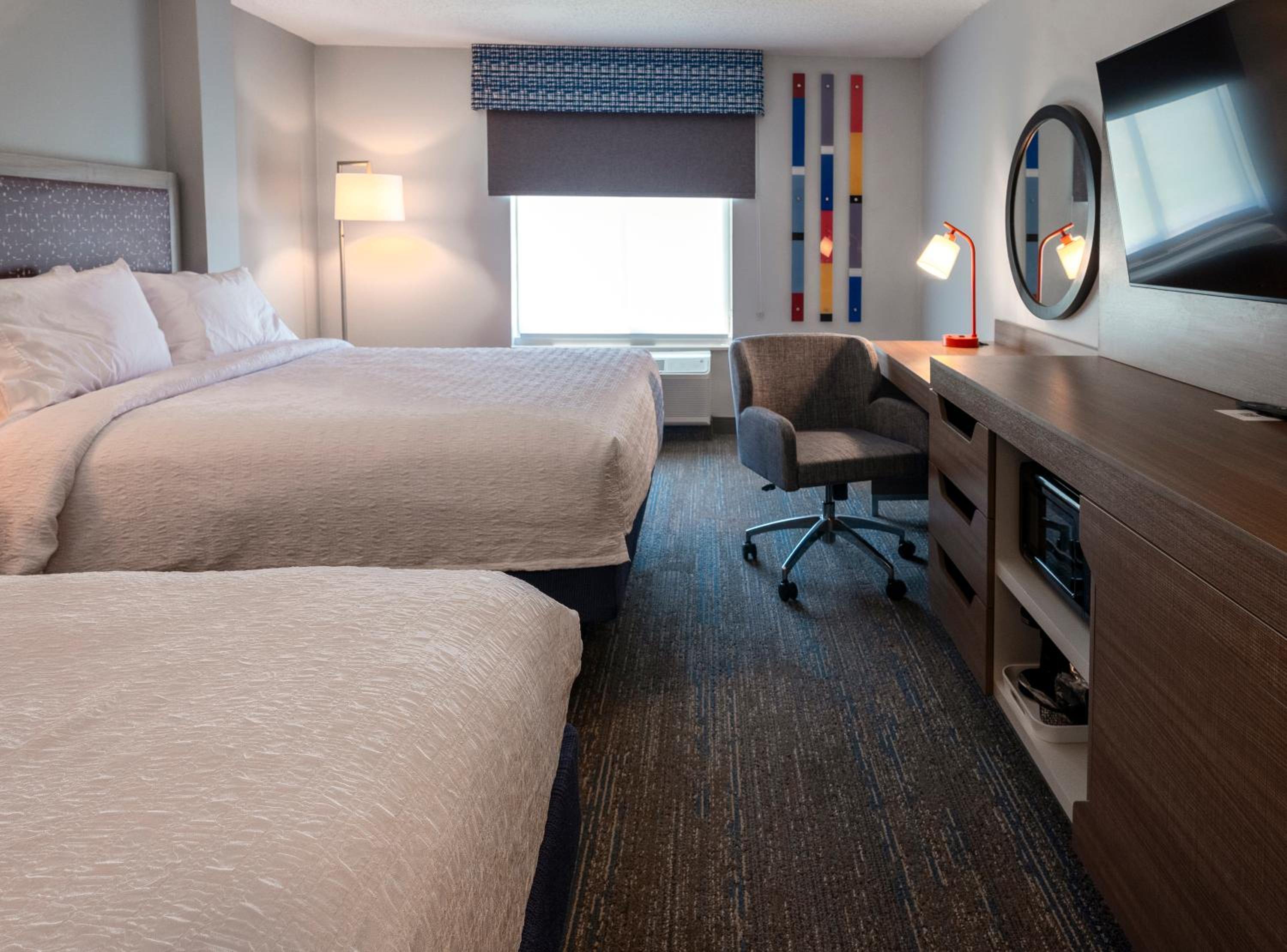 Queen Room with Two Queen Beds - Photo 4