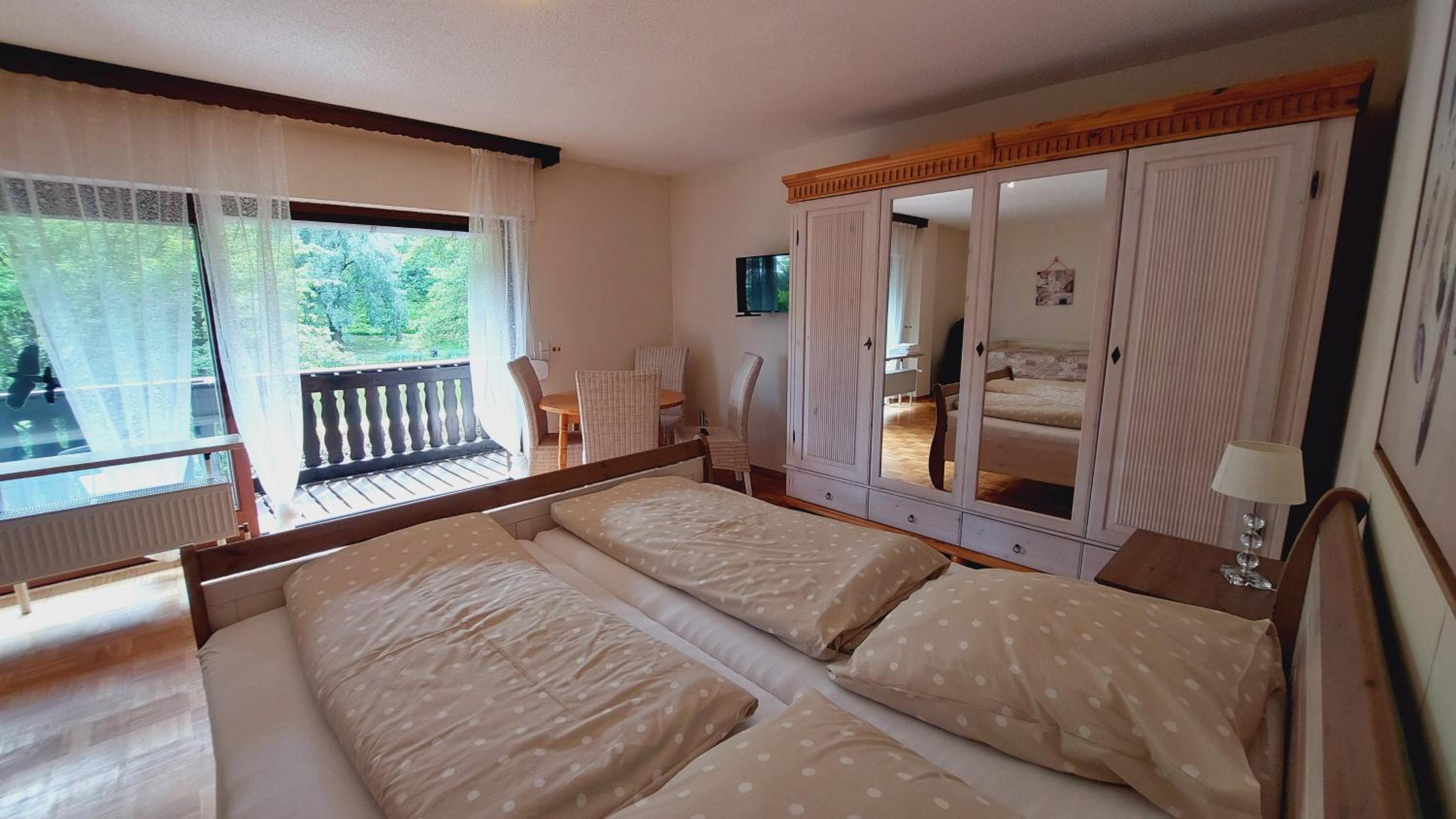 Apartment with Lake View - Photo 8