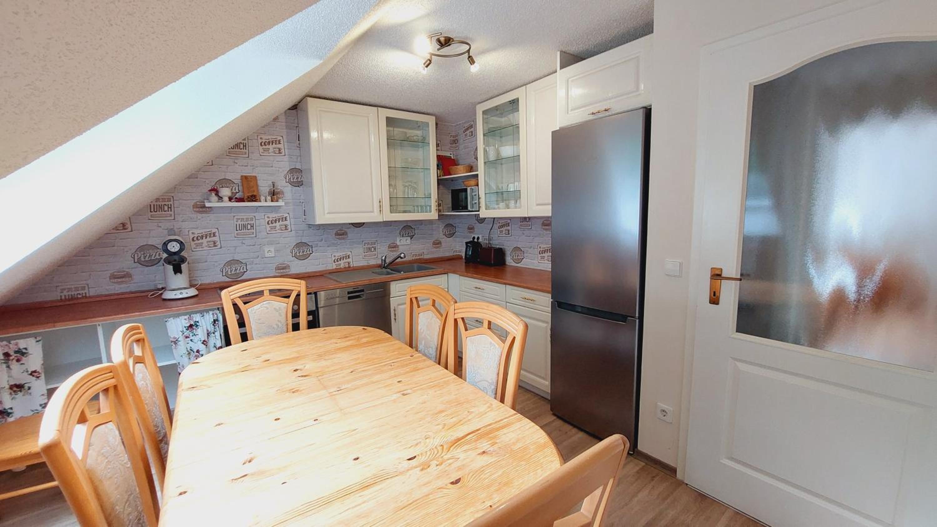 Apartment with Balcony - Photo 4