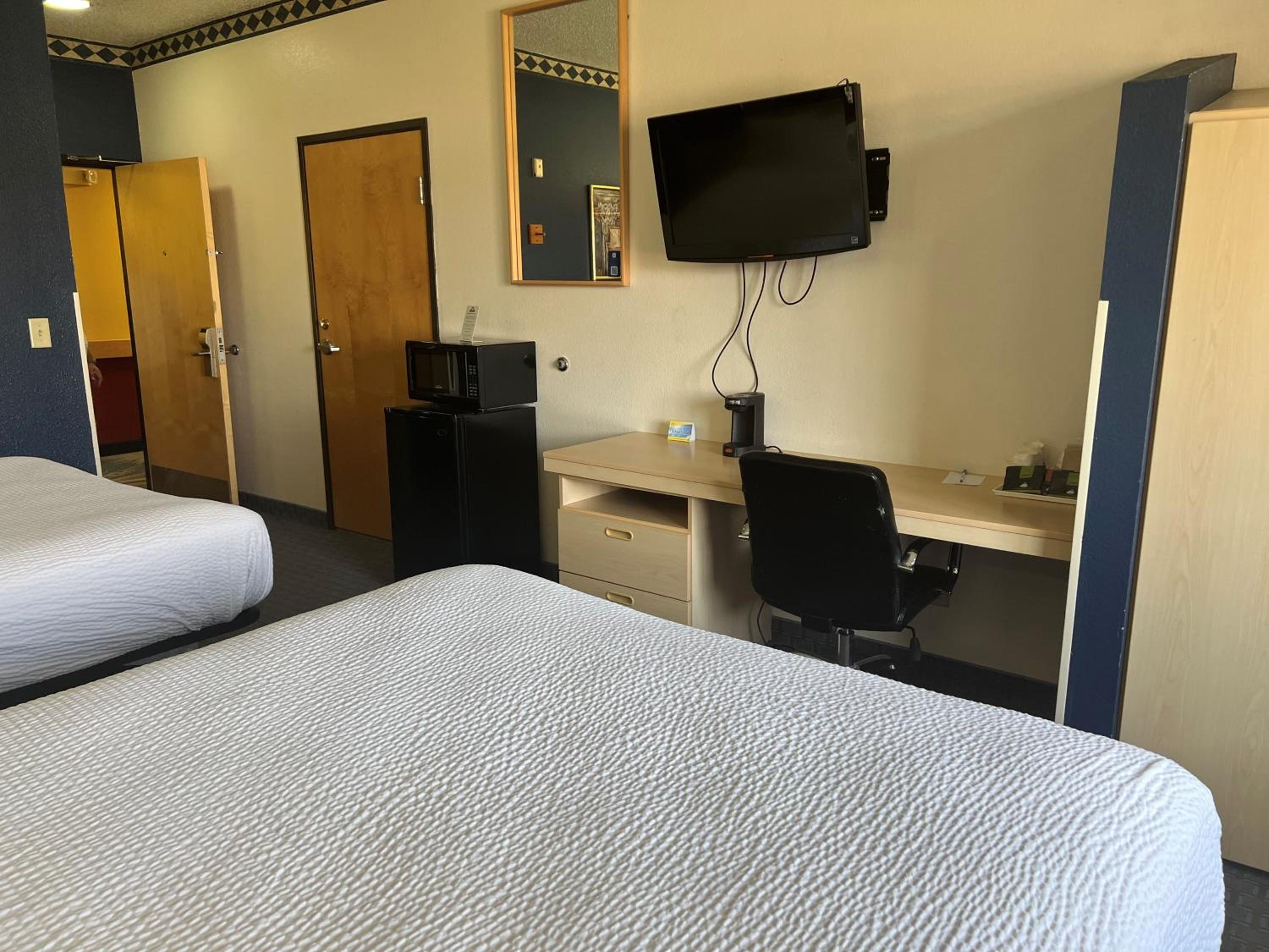 Queen Room with Two Queen Beds - Non-Smoking - Photo 3