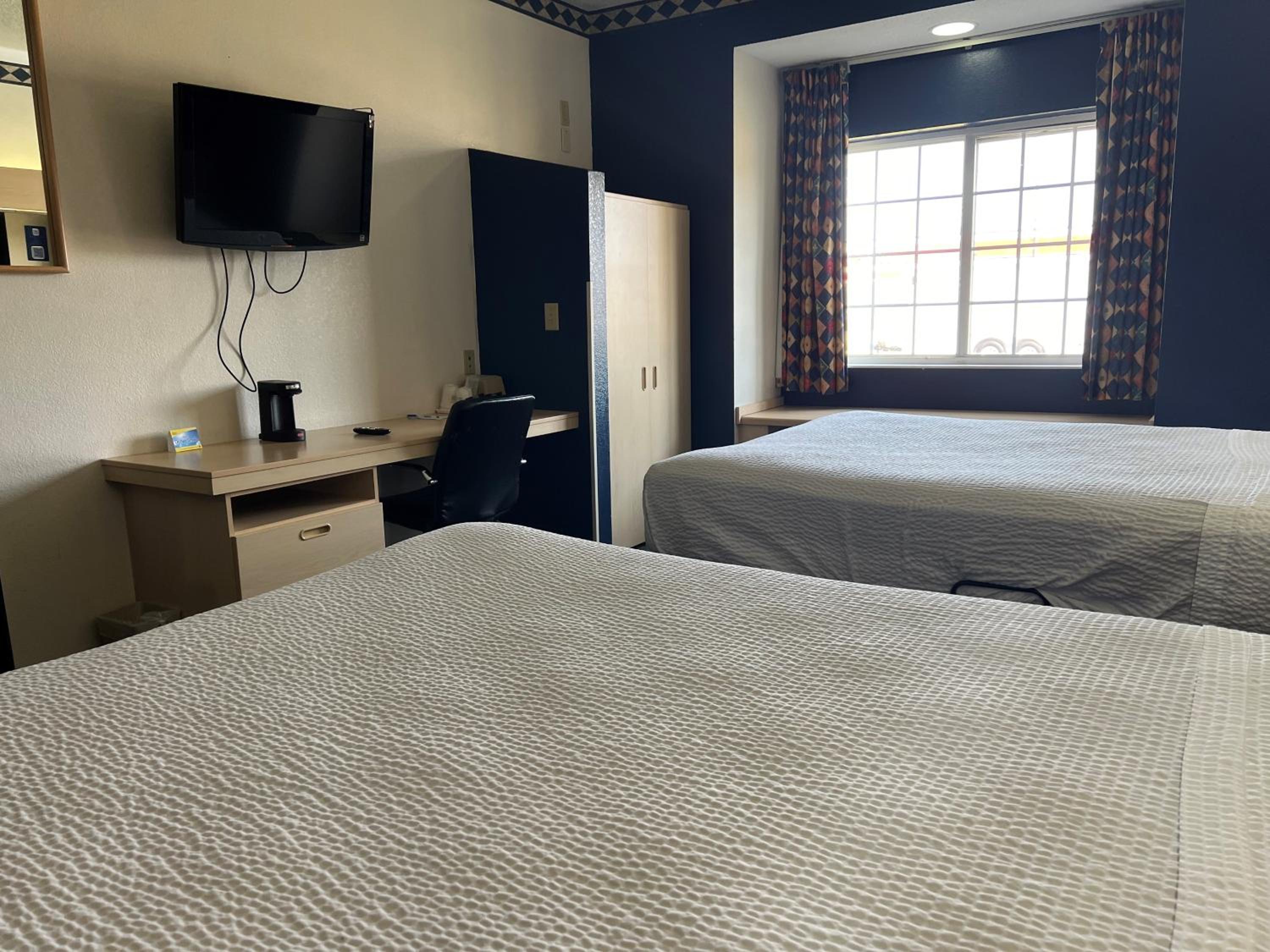 Queen Room with Two Queen Beds - Non-Smoking - Photo 6