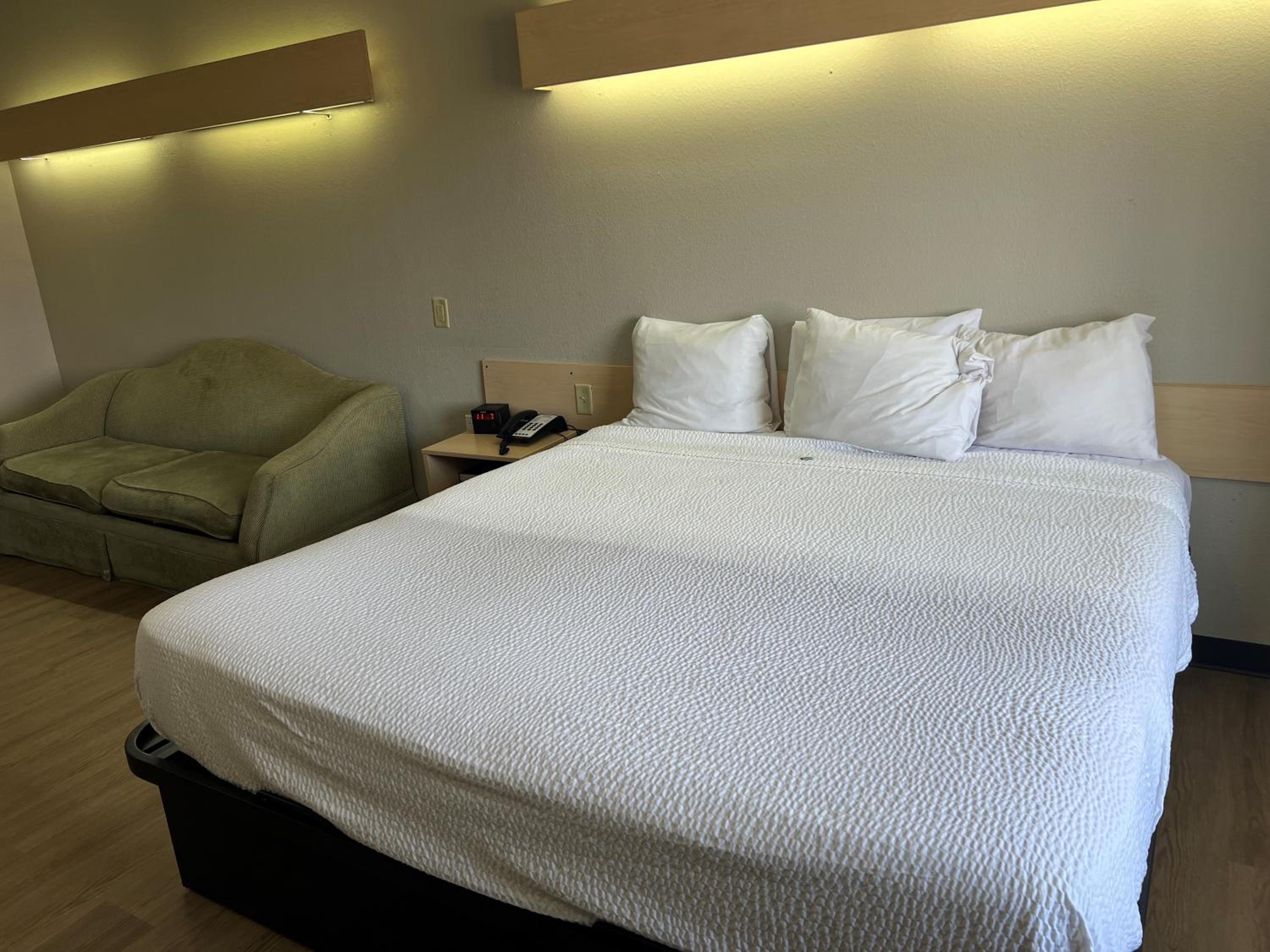 Deluxe King Room with Sofa - Non-Smoking - Photo 4