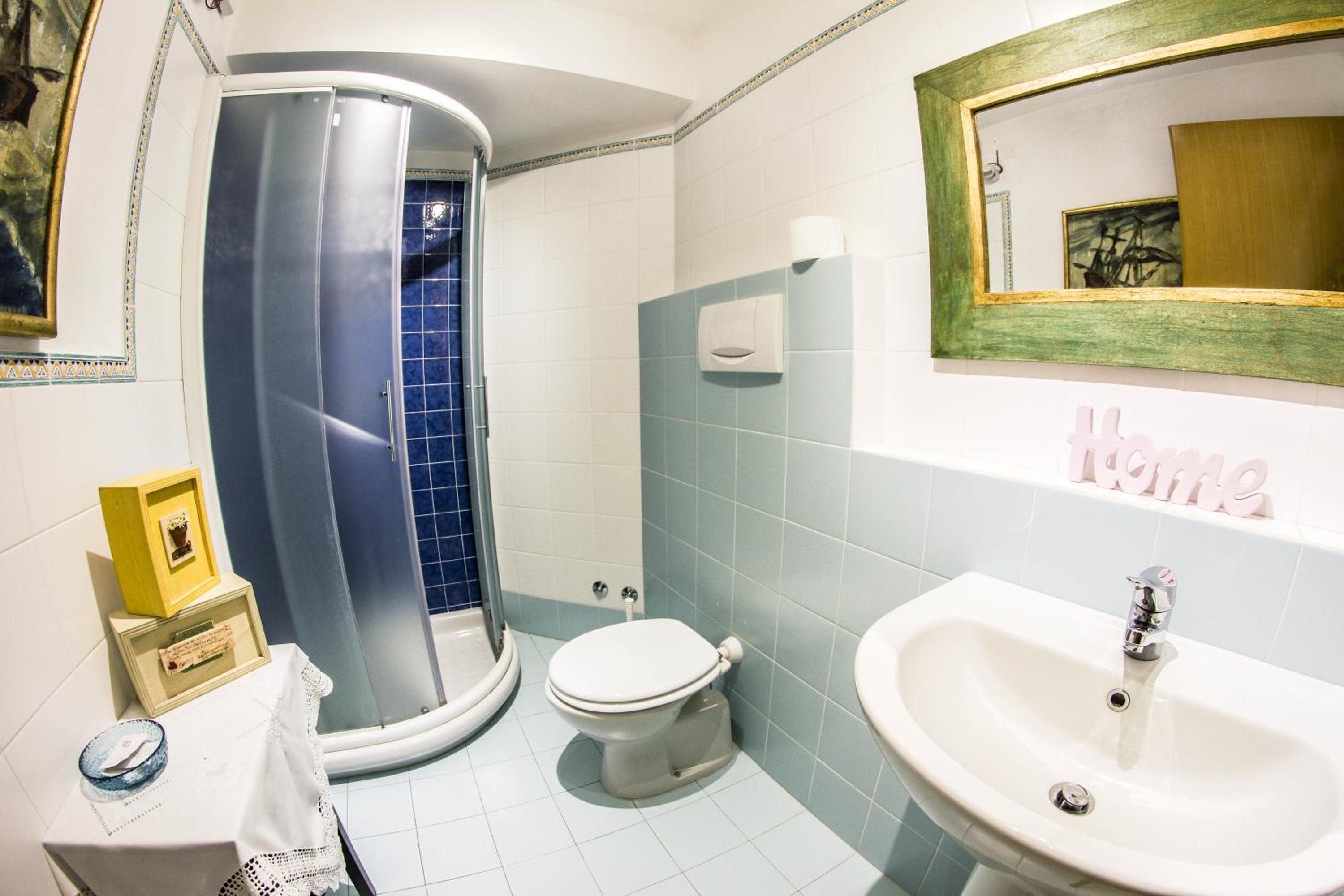 Twin Room With Private Bathroom photo 2