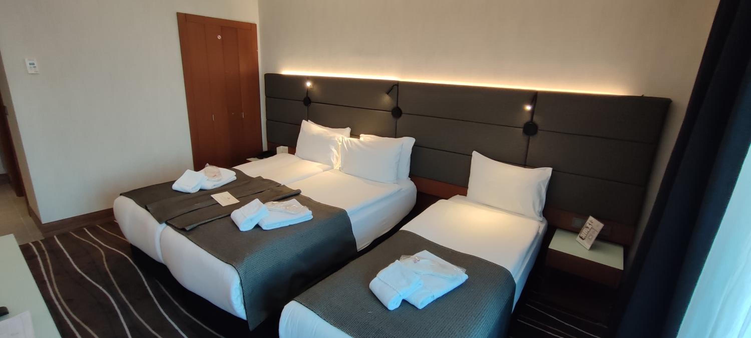 Premium Triple Room thumbnail 6