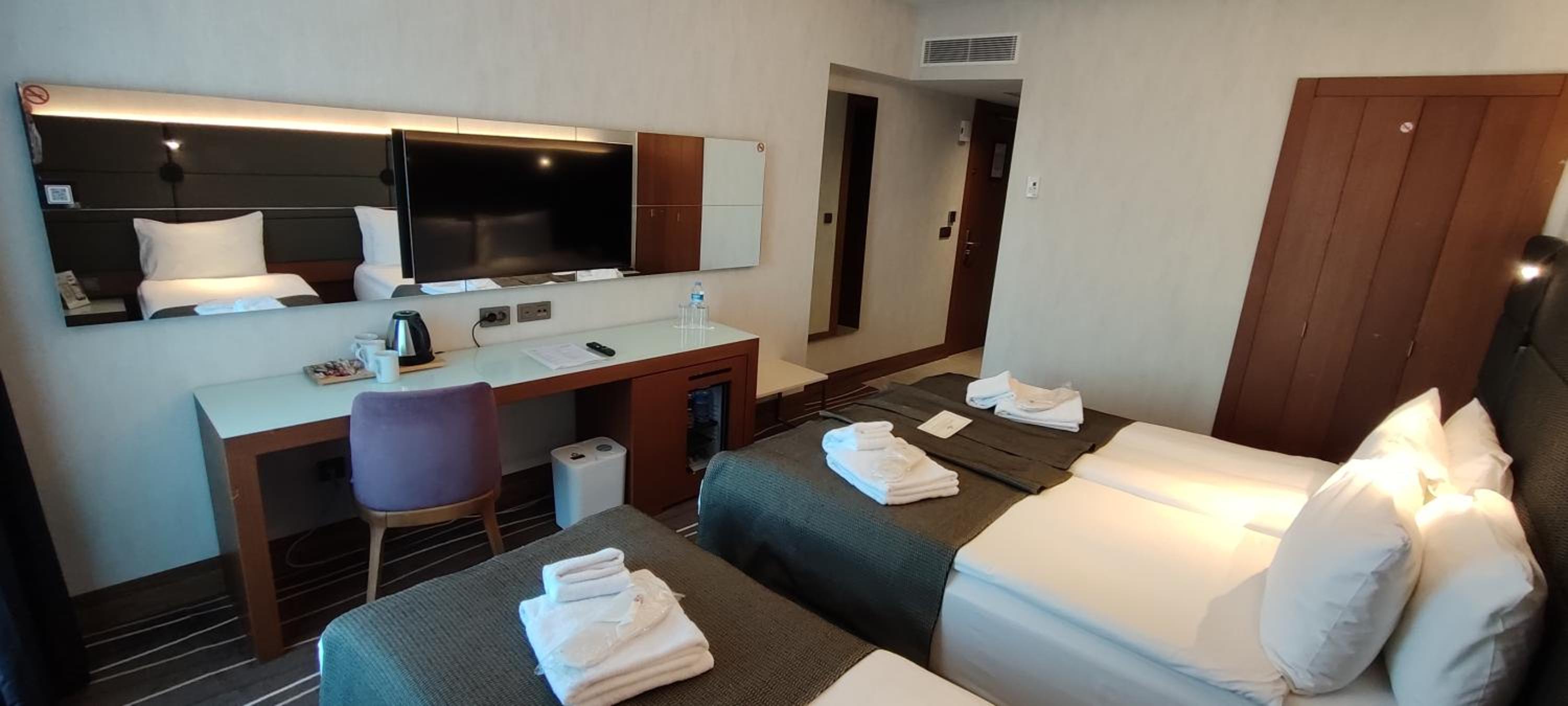 Premium Triple Room thumbnail 5
