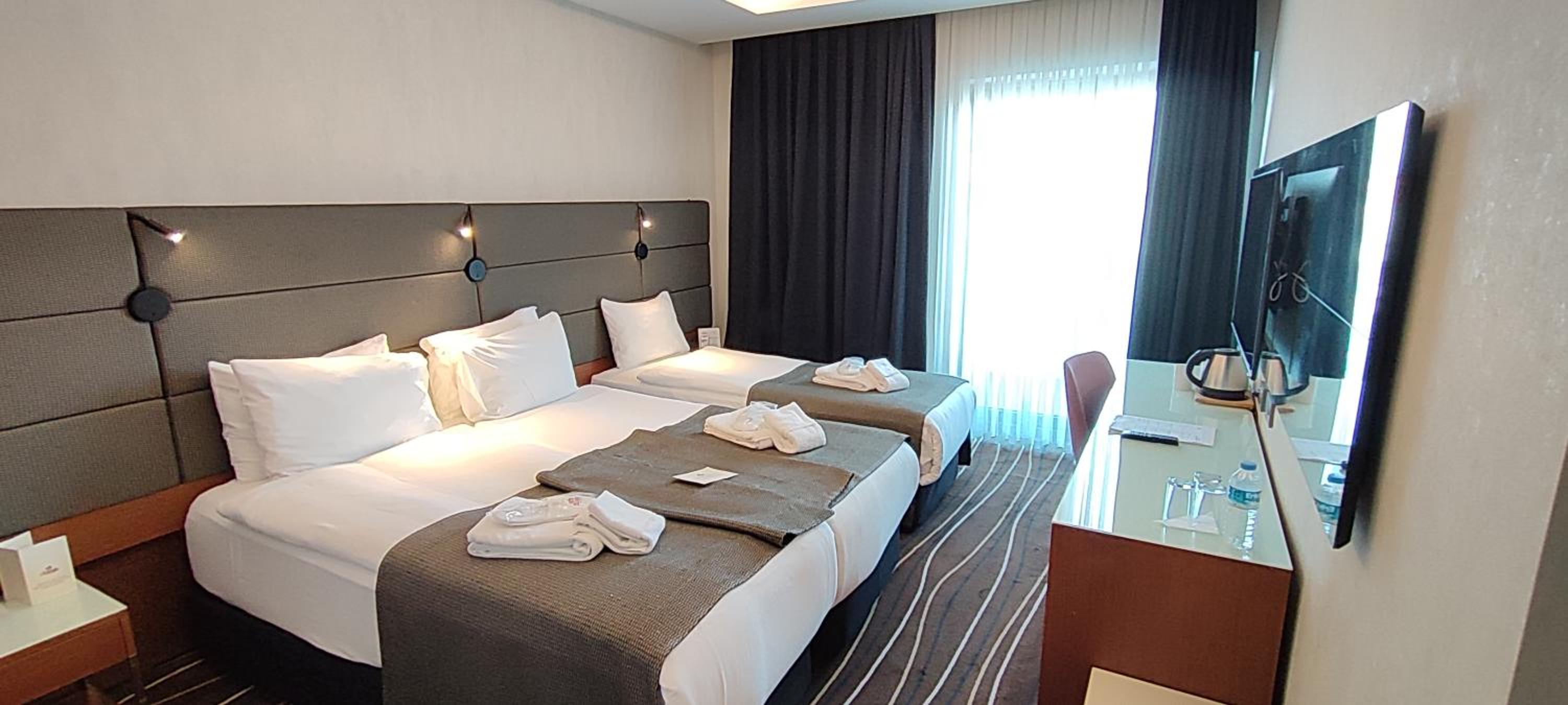 Premium Triple Room thumbnail 6
