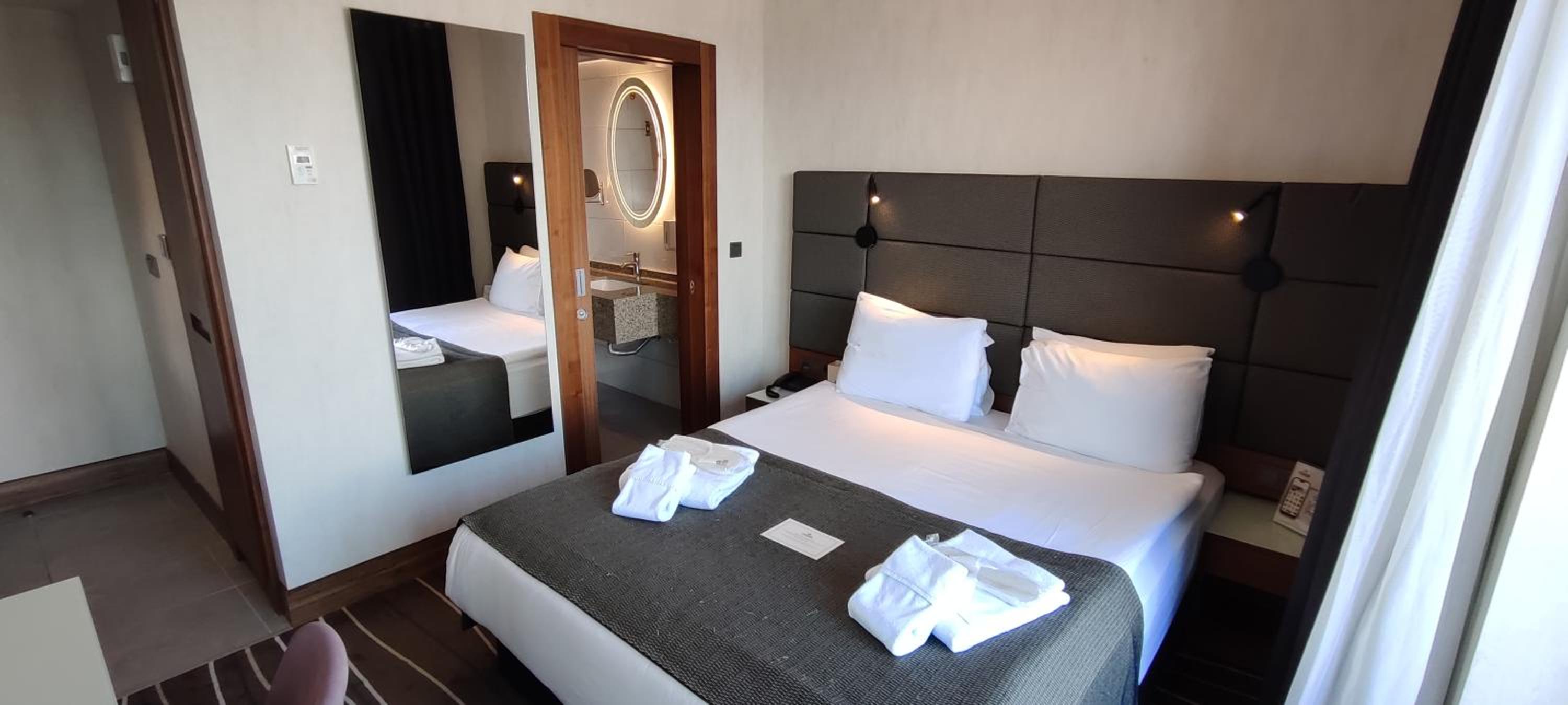 Deluxe Bosphorus Balcony Room thumbnail 5