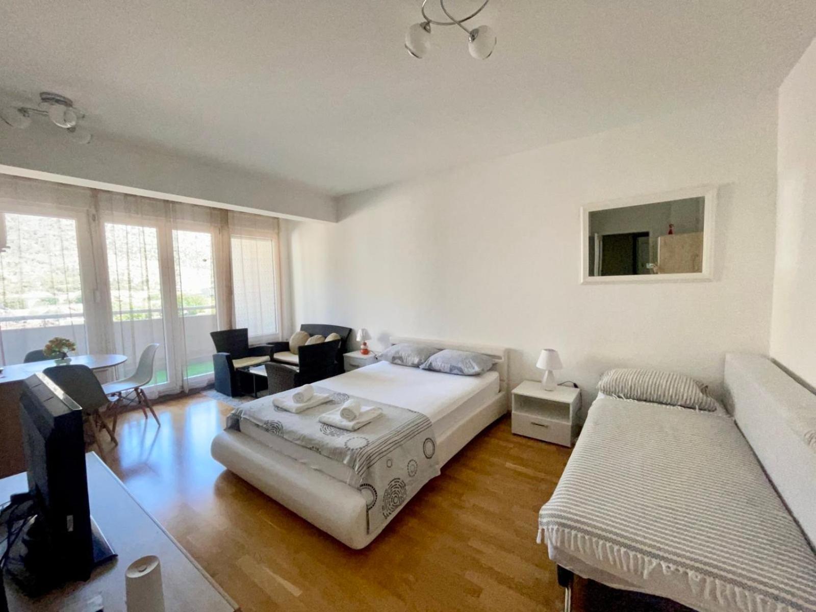 One-Bedroom Apartment photo 1