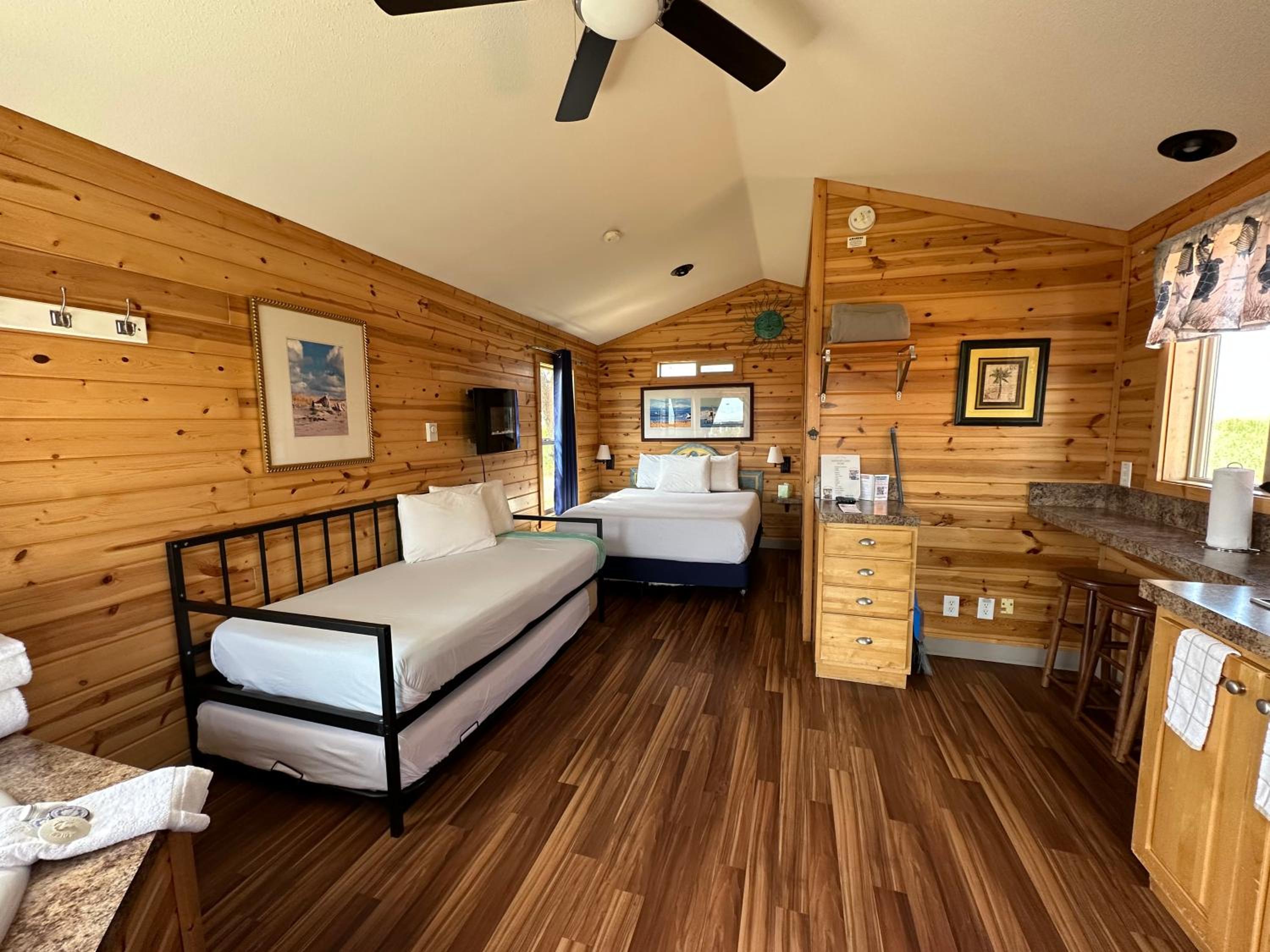 Studio Cabin with Kitchen and Jetted Tub photo 1
