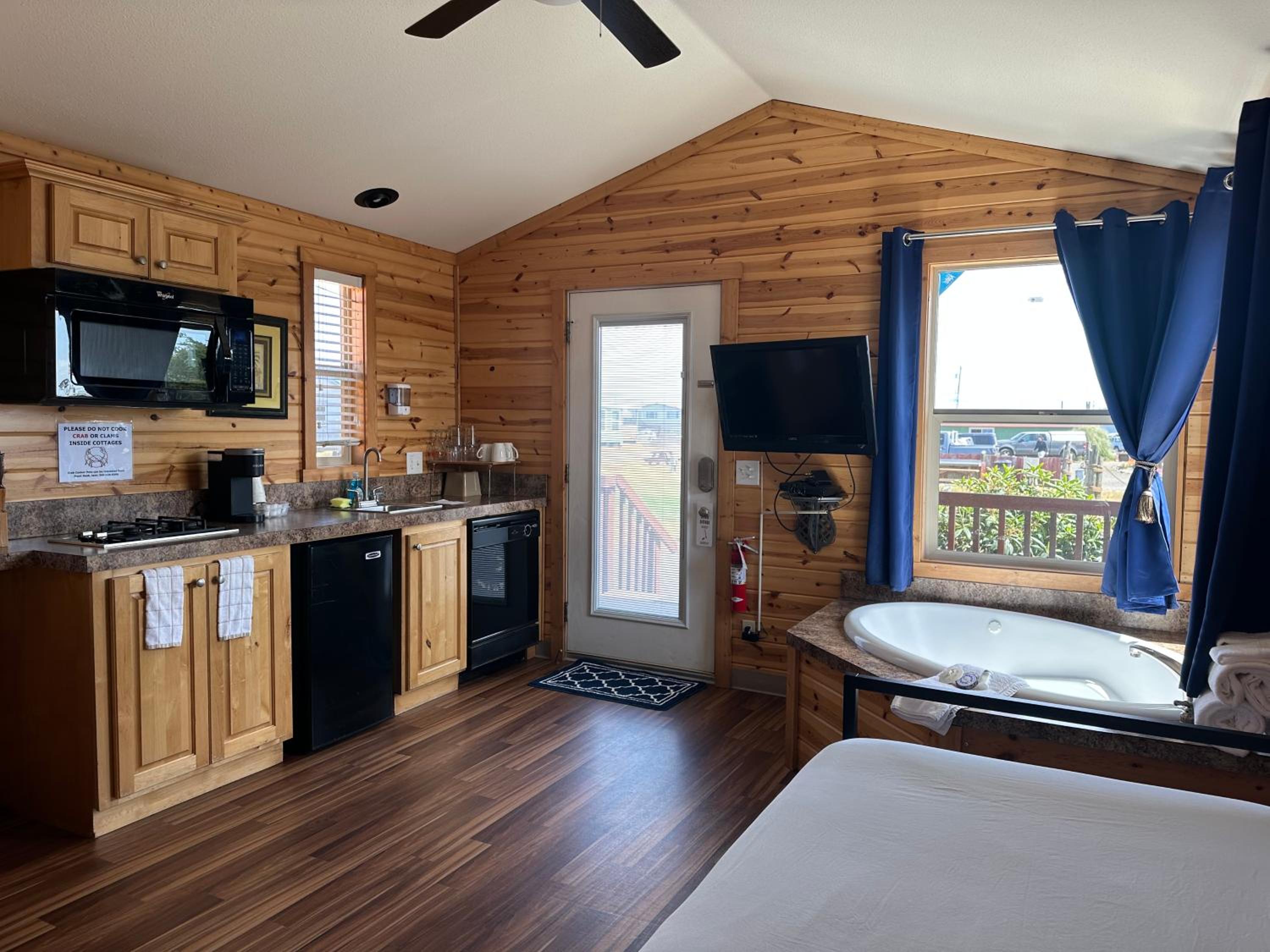 Studio Cabin with Kitchen and Jetted Tub photo 2