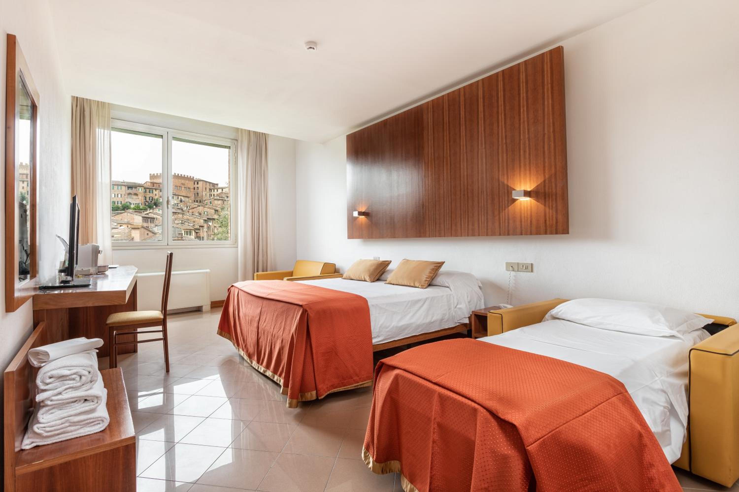 Superior Triple Room with City View - Photo 1