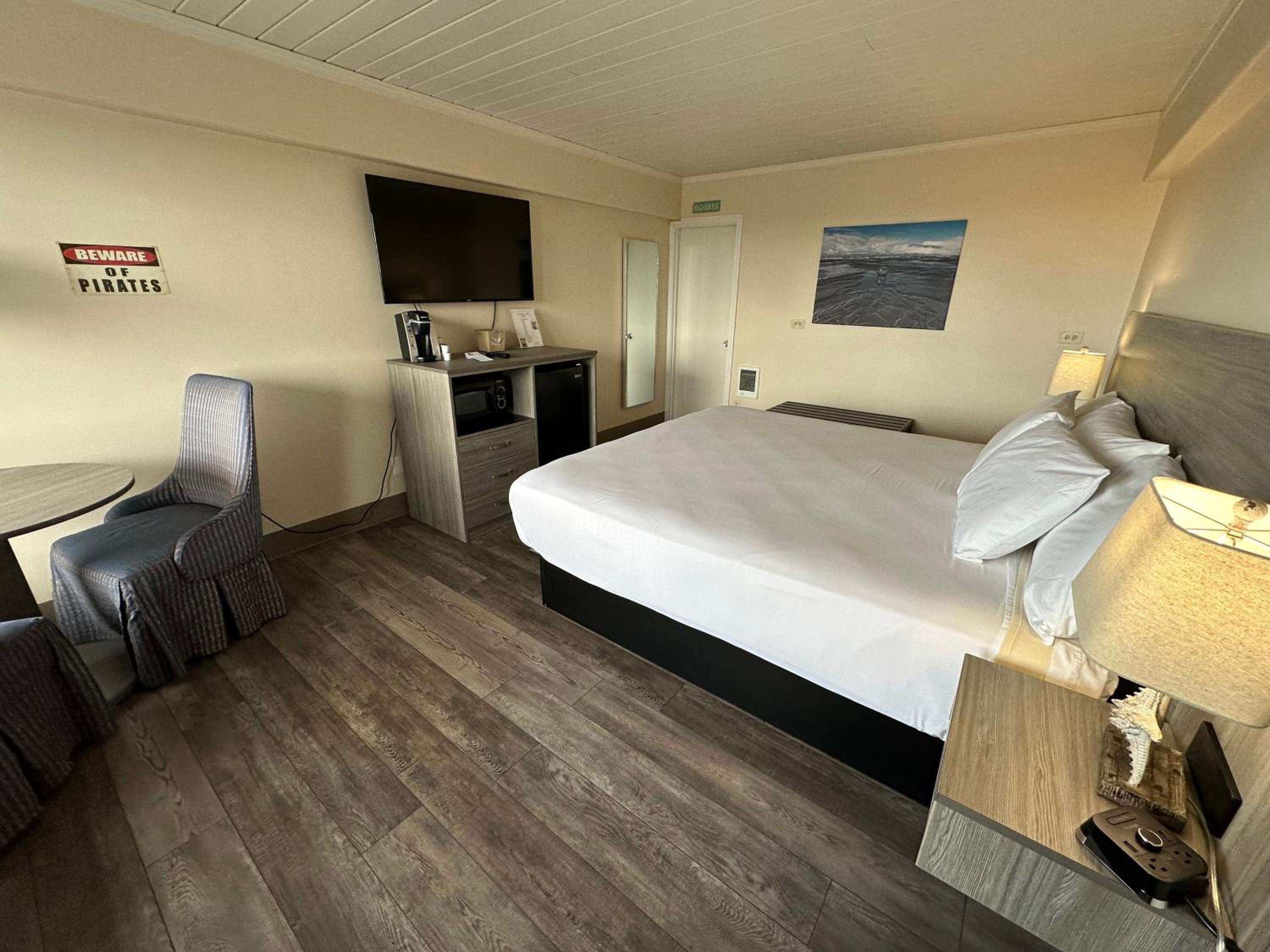 King Suite with Partial Ocean View photo 2
