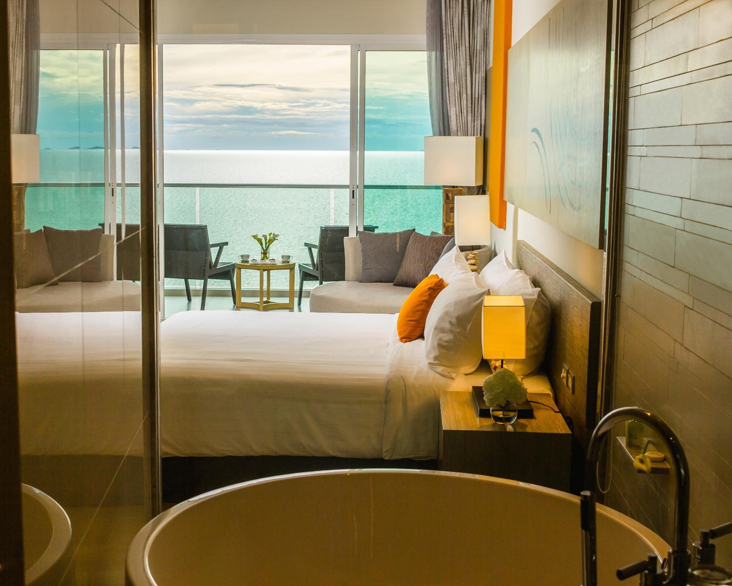 Deluxe King Room with Sea View - Photo 3