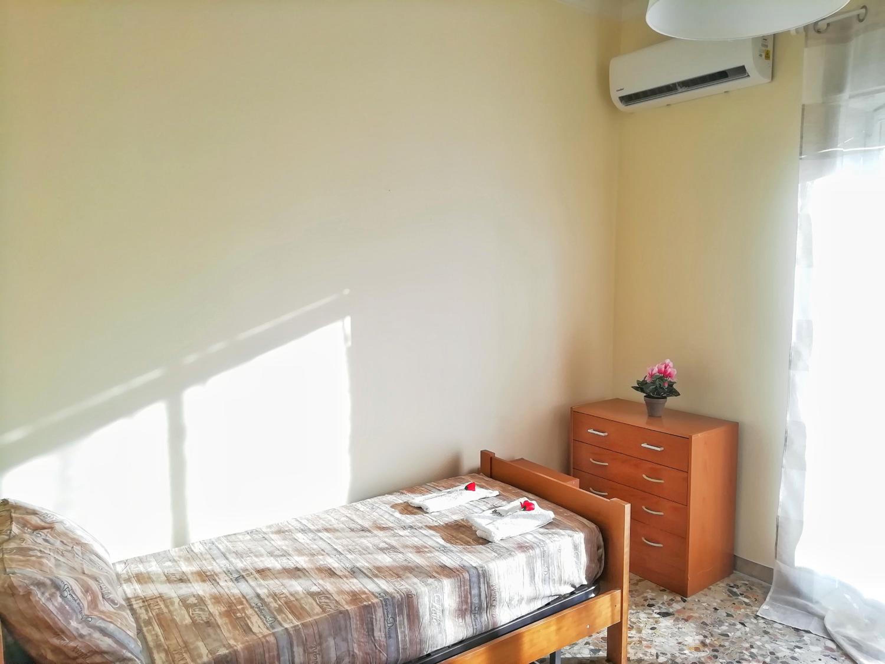 Standard Single Room With Shared Bathroom