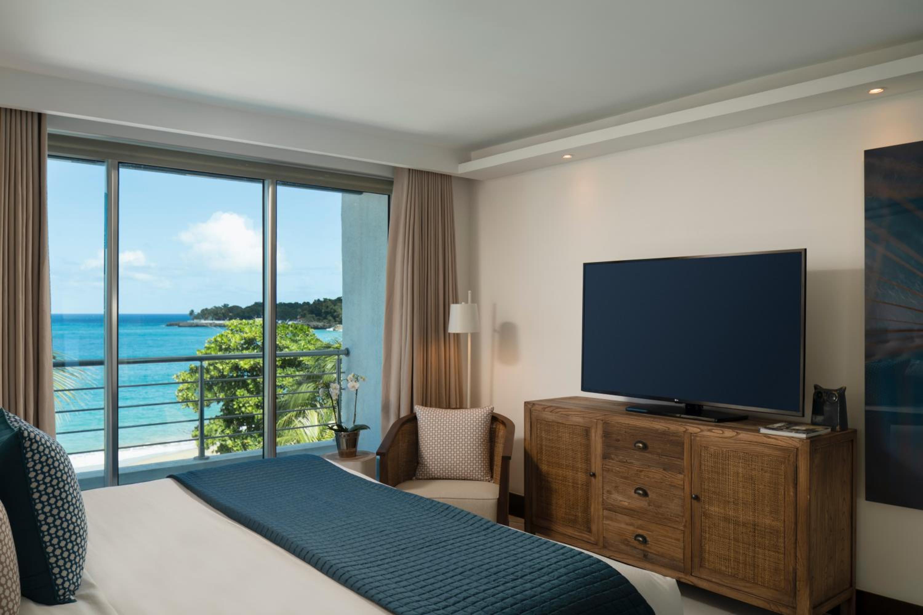 Four-Bedroom Penthouse Suite - Oceanfront/Bi-Level with Rooftop