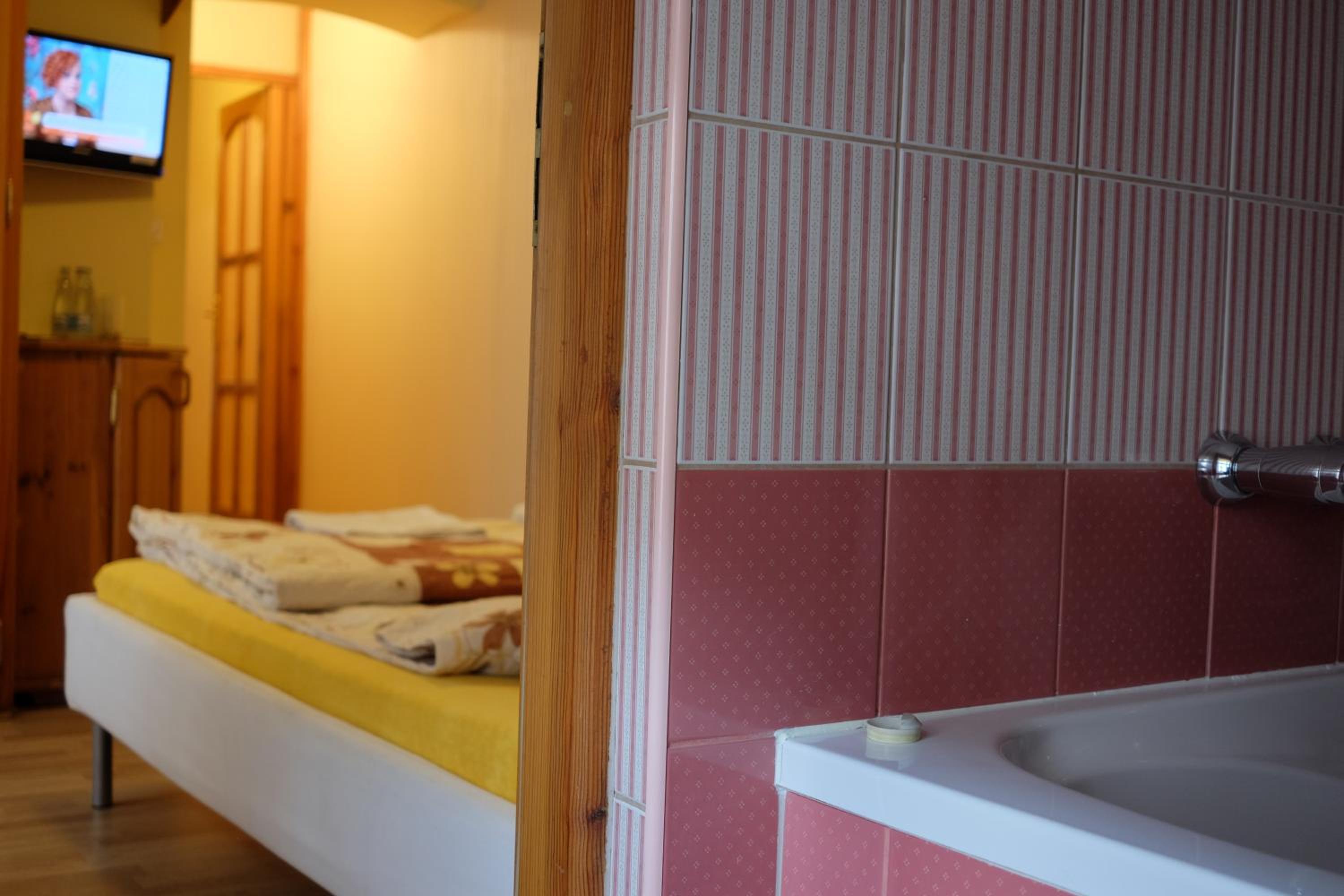 Budget Double Room - Photo 4