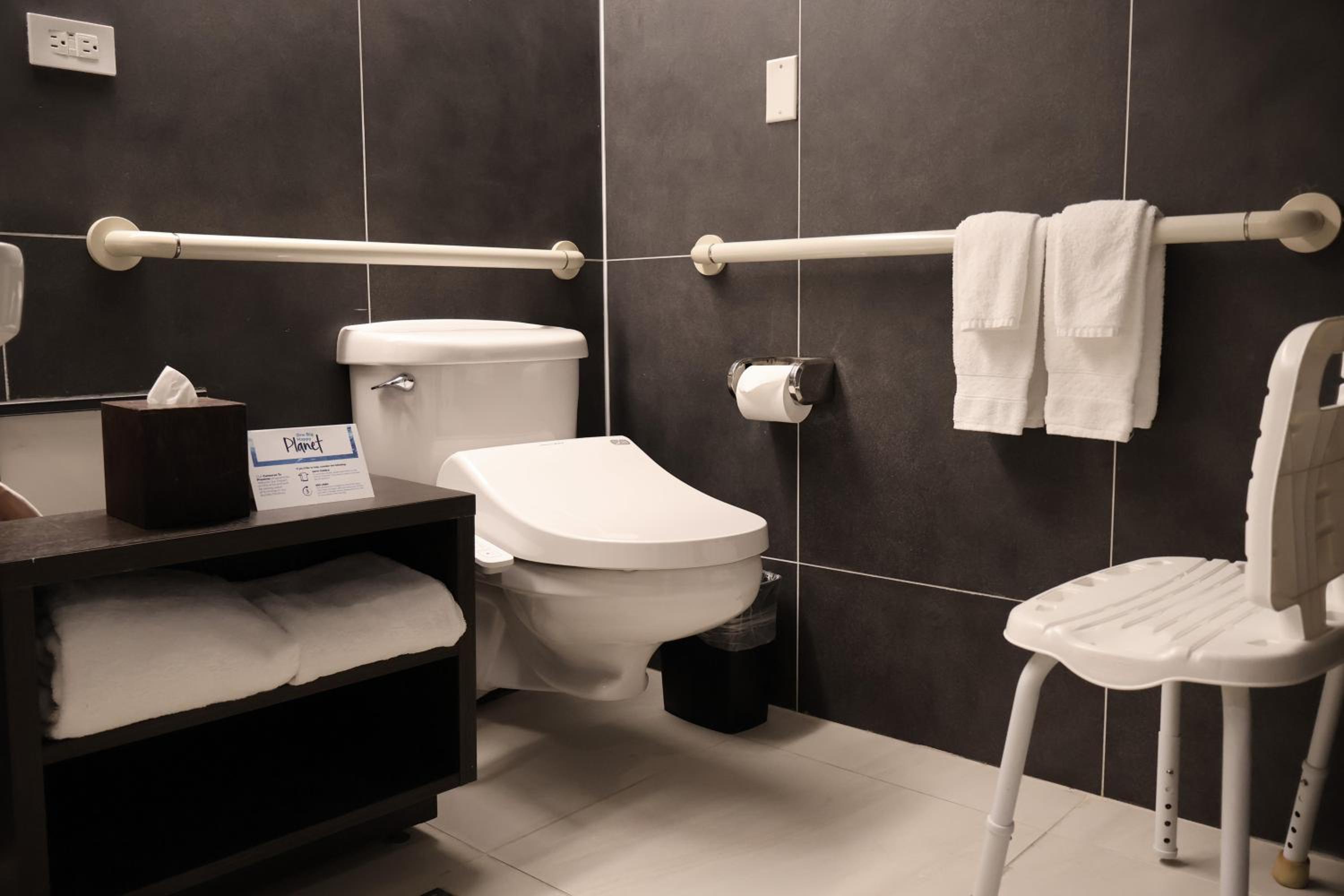Main Ocean Double Room - With Ocean View and Accessible Tub - Photo 4
