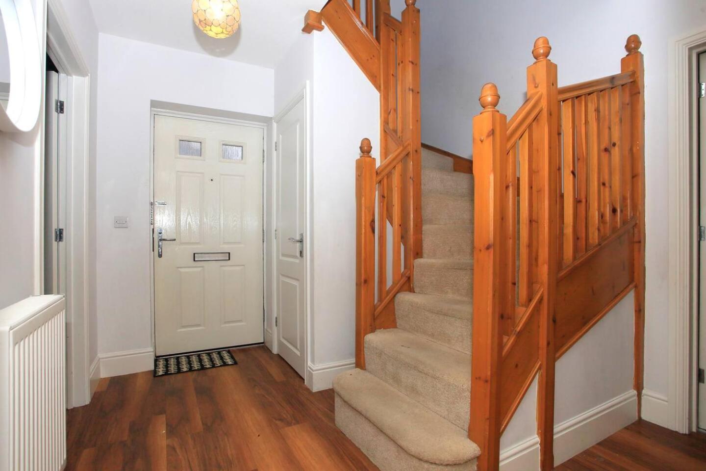 Five-Bedroom House photo 2