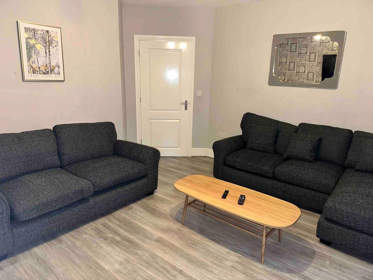 Five-Bedroom House photo 3