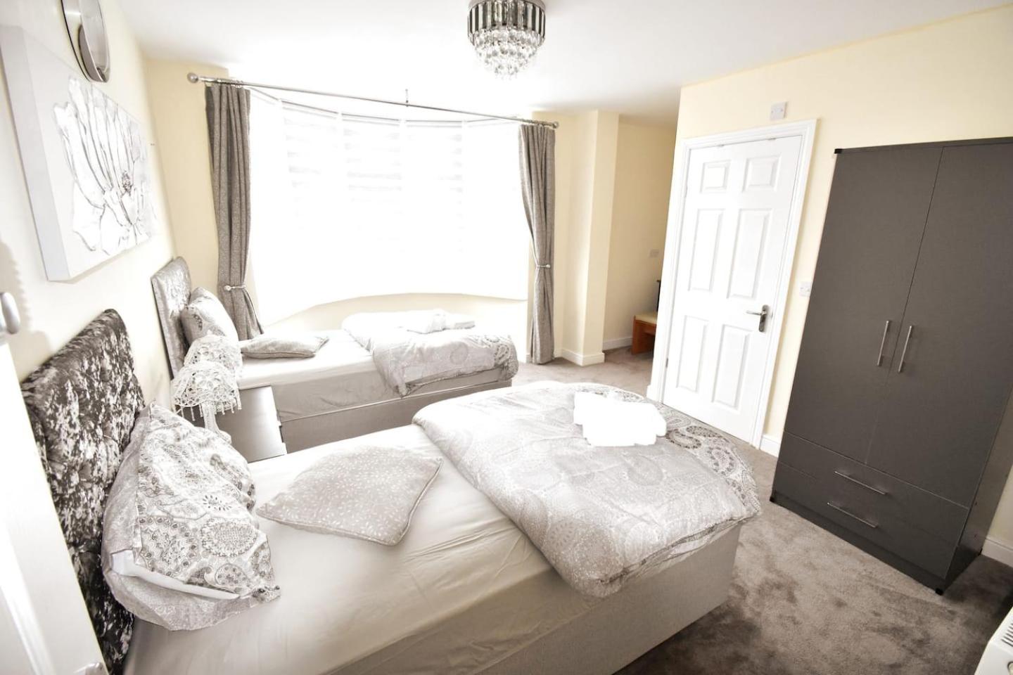 Six-Bedroom House photo 1