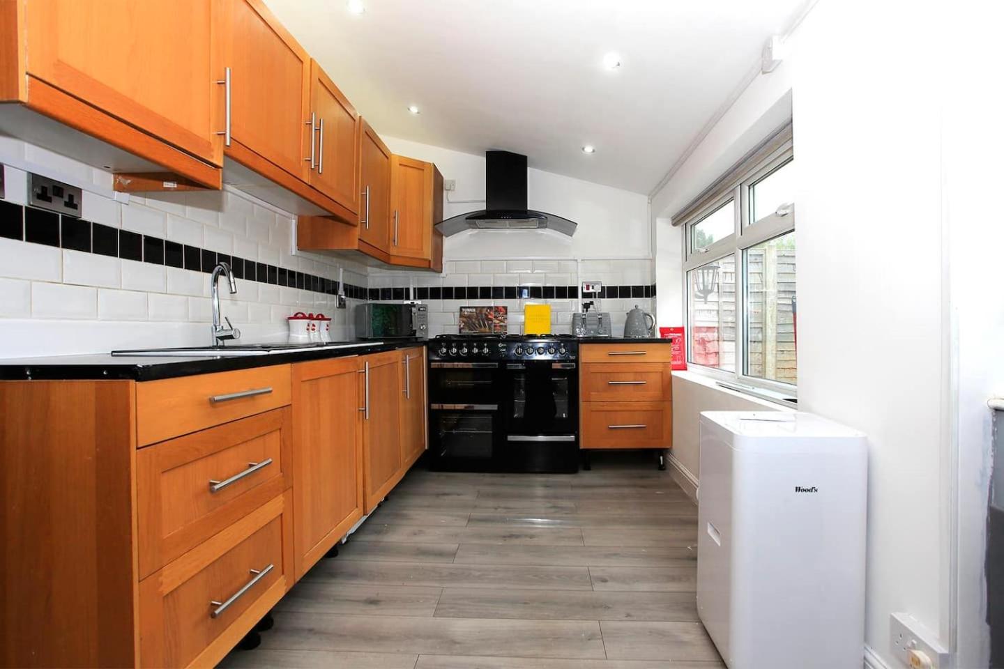 Six-Bedroom House photo 3