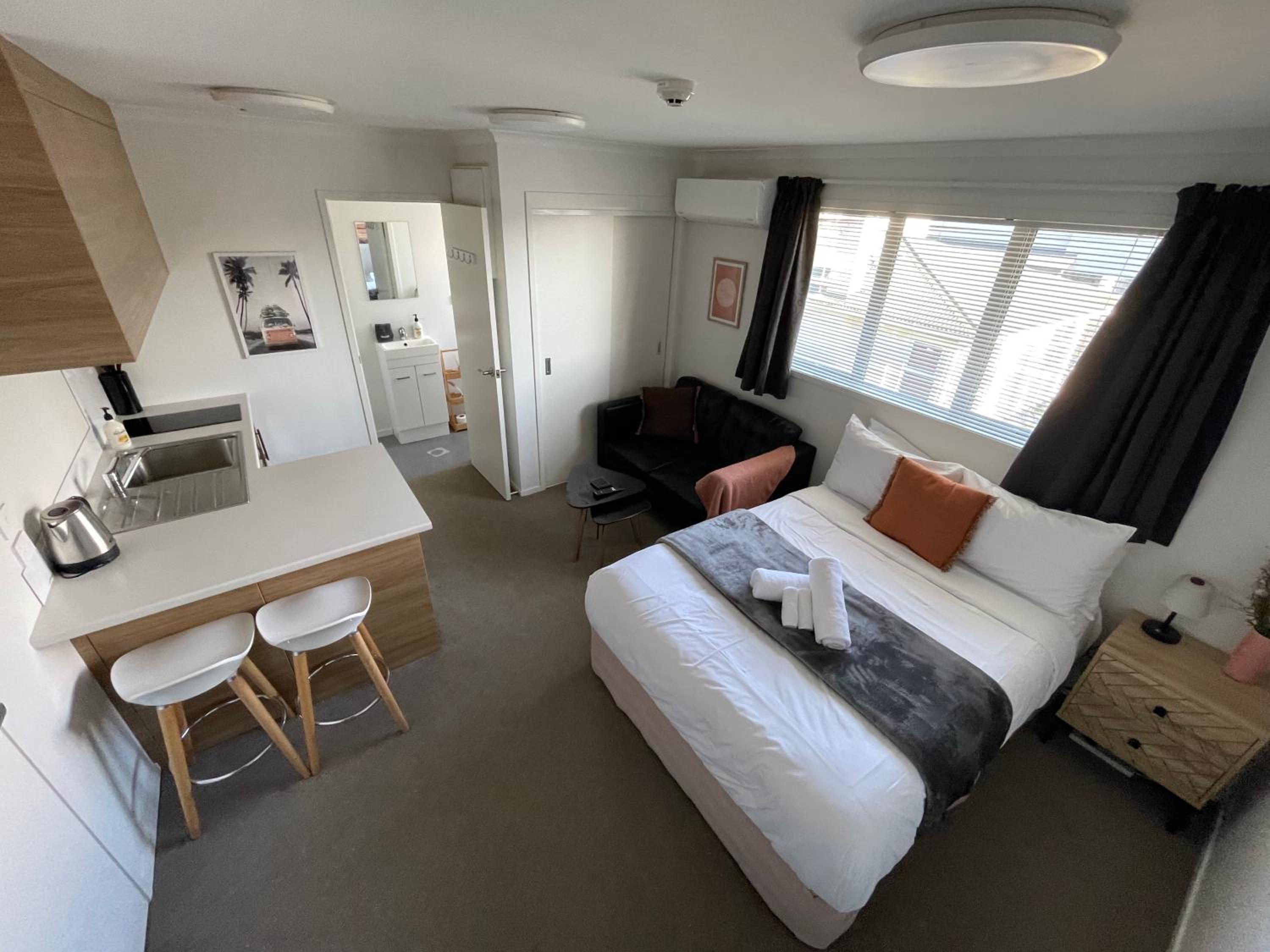 One-Bedroom Apartment photo 1