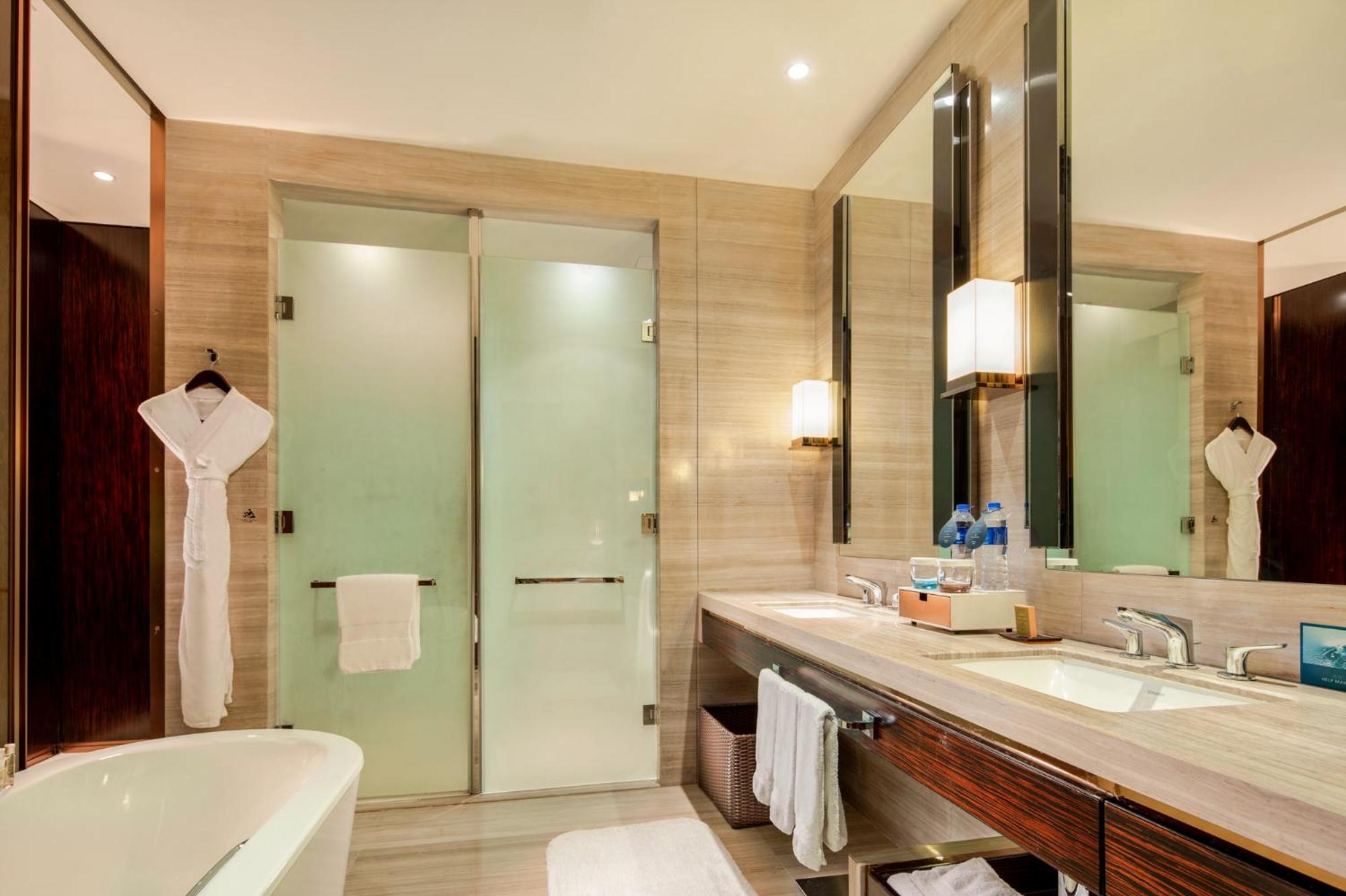 One-Bedroom Deluxe King Suite - Lounge Access thumbnail 6