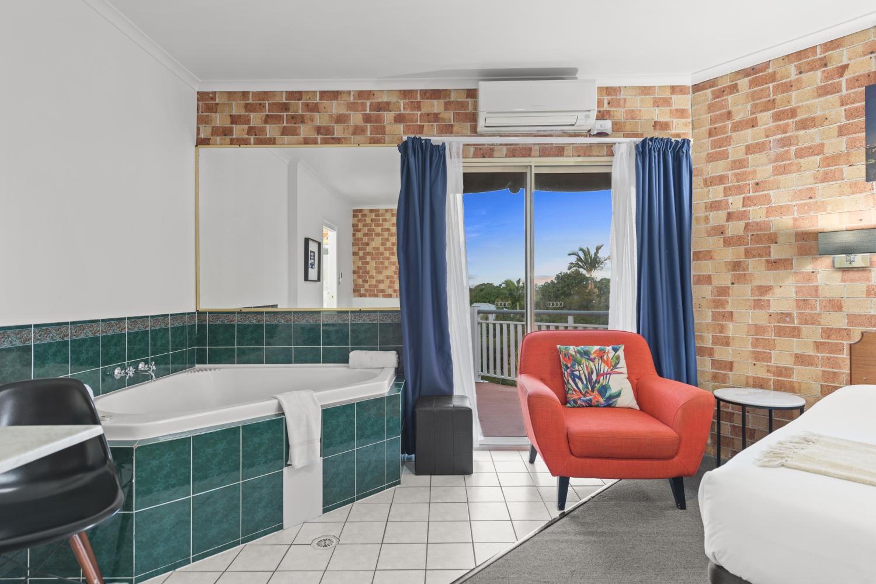 Executive Suite with Spa Bath thumbnail 5